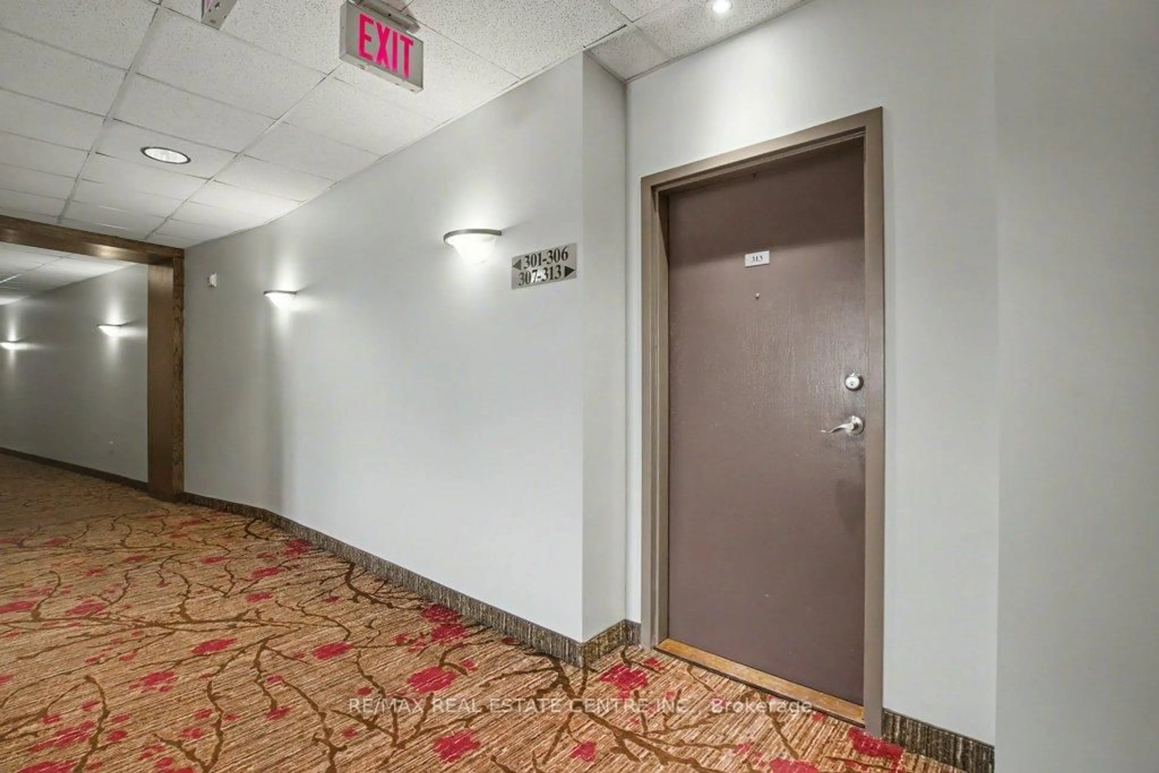 Indoor foyer for 443 Centennial Forest Dr #313, Milton Ontario L9T 6A1