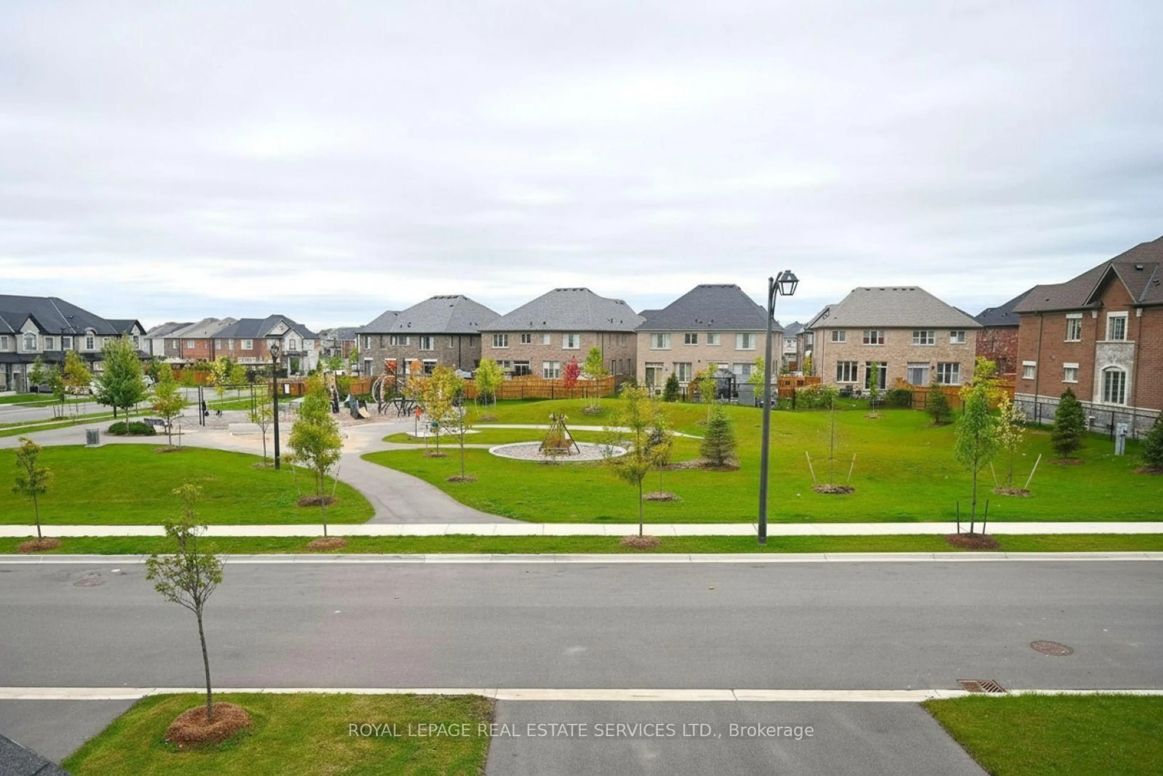 A pic from outside/outdoor area/front of a property/back of a property/a pic from drone, mountain view for 1365 Farmstead Dr, Milton Ontario L9E 1K4