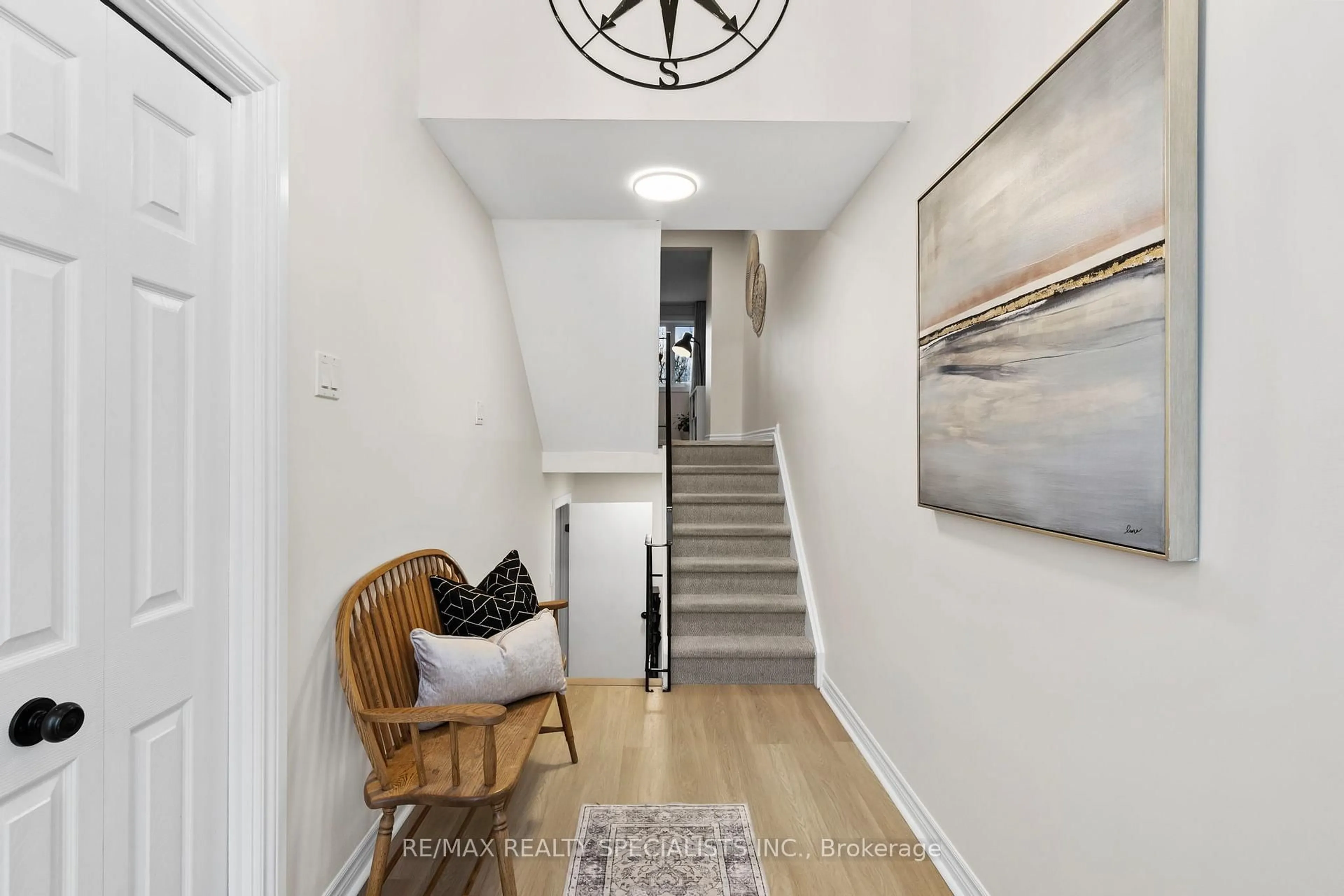 Indoor entryway for 5556 Schueller Cres, Burlington Ontario L7L 3T2