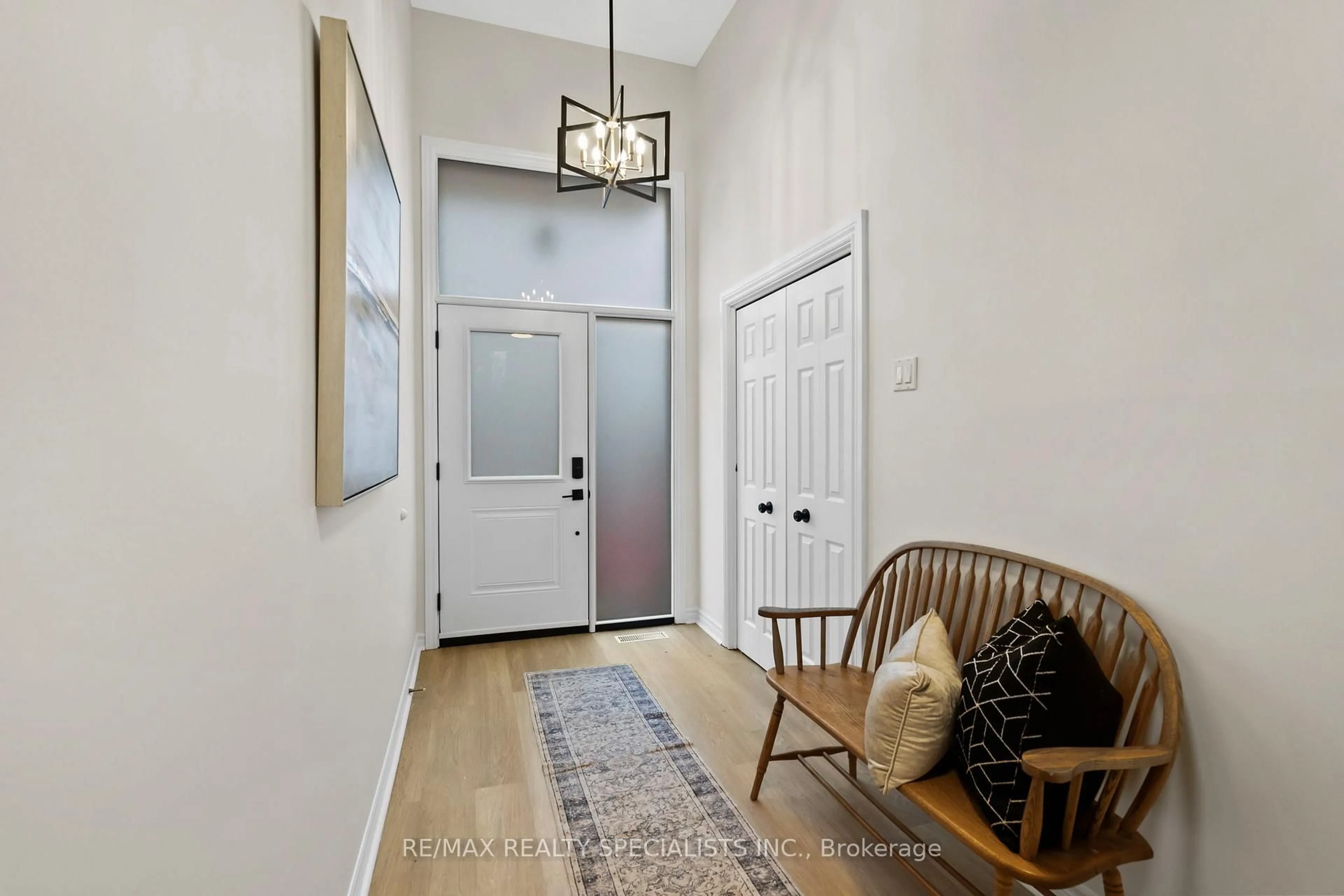 Indoor entryway for 5556 Schueller Cres, Burlington Ontario L7L 3T2