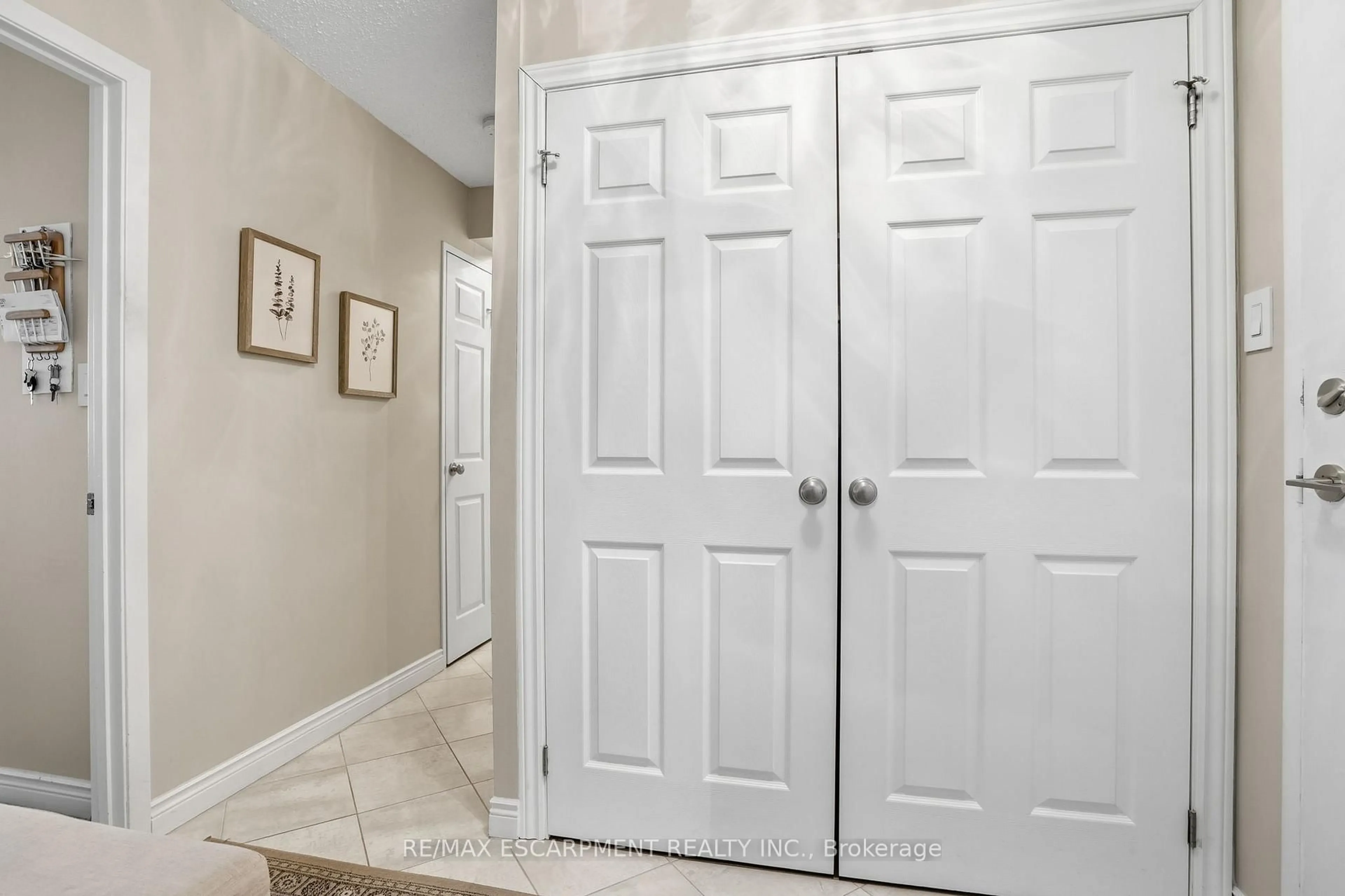 Indoor entryway for 2055 Upper Middle Rd #1405, Burlington Ontario L7P 3P4