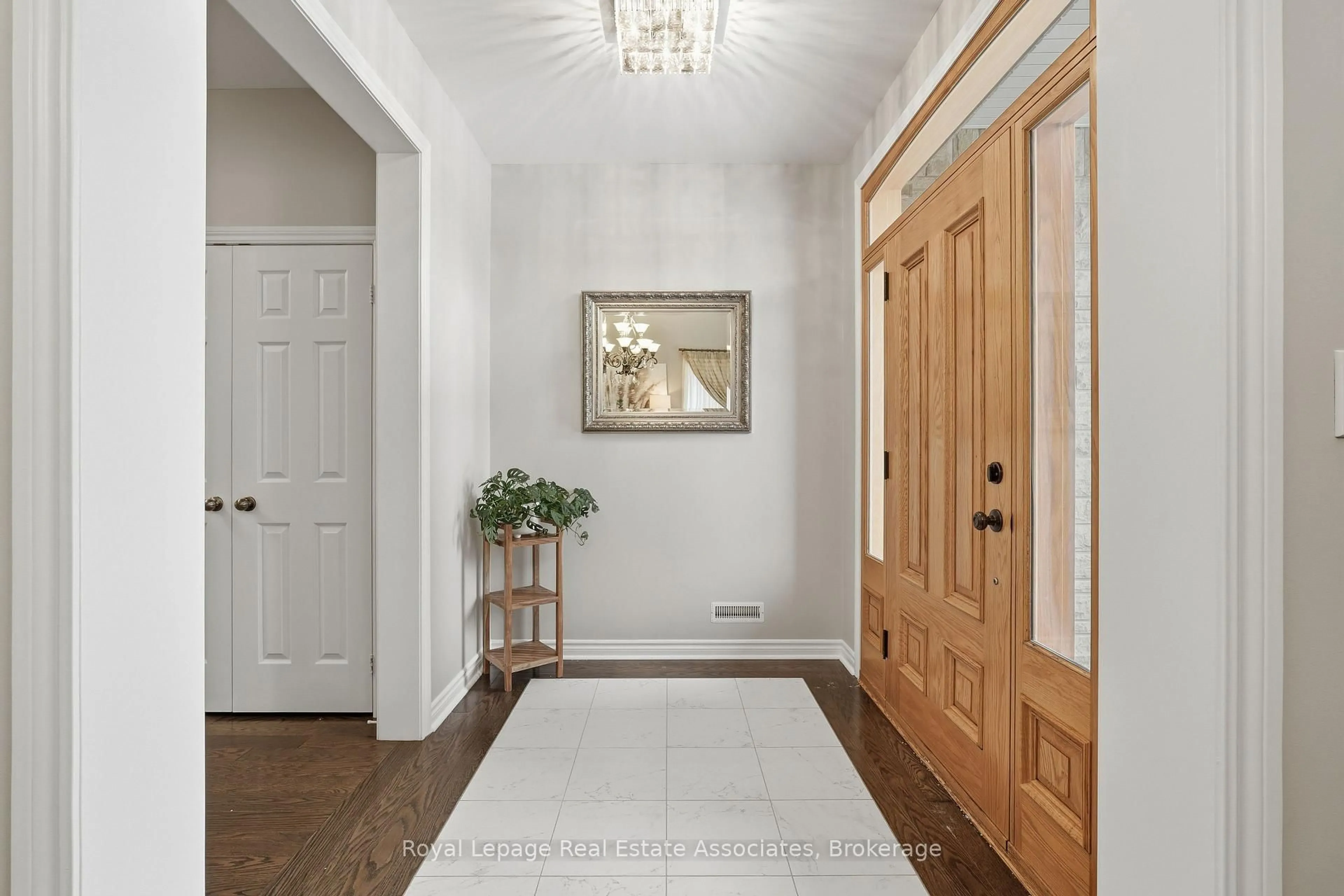 Indoor entryway for 290 Eaton St, Halton Hills Ontario L7G 6N8