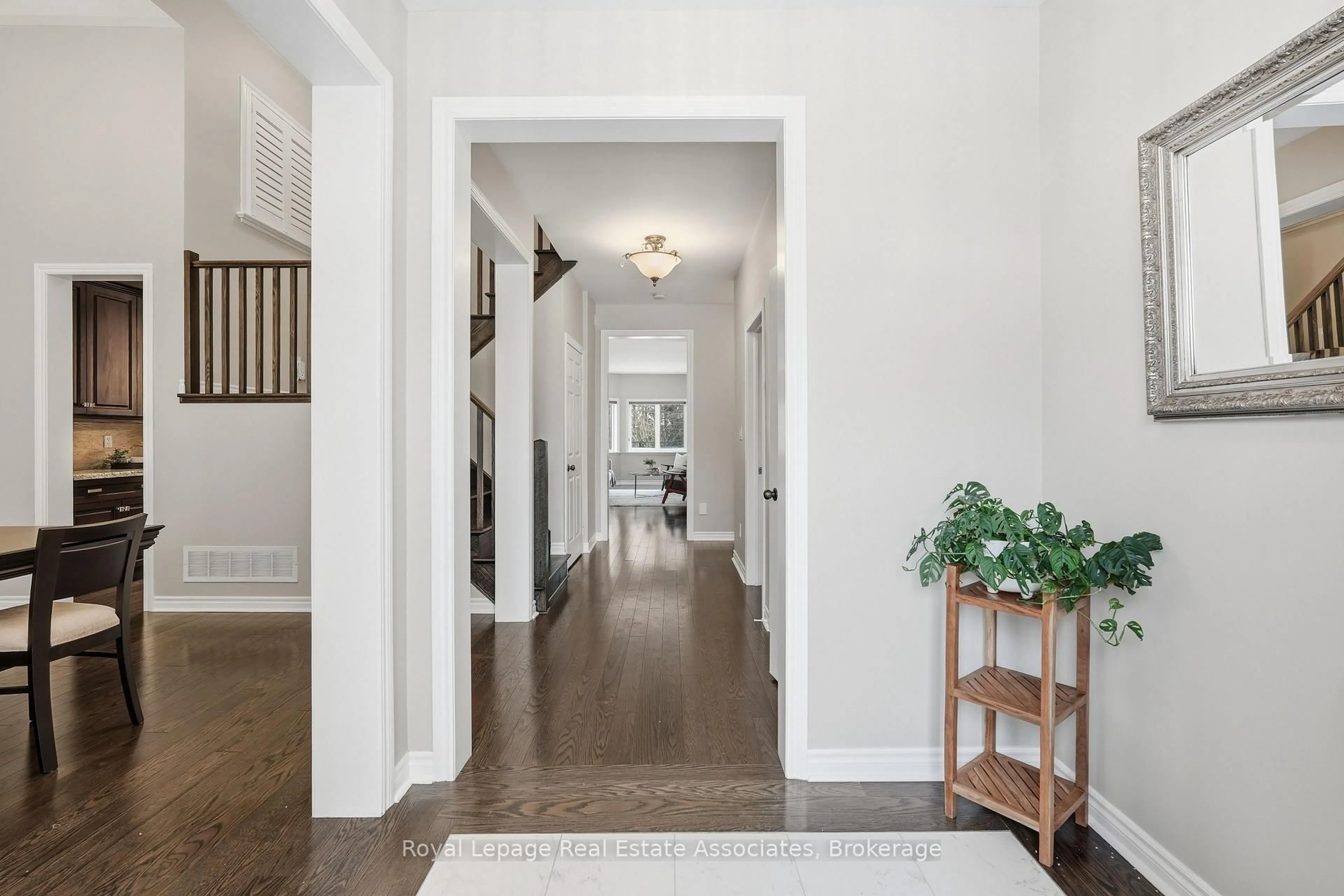 Indoor entryway for 290 Eaton St, Halton Hills Ontario L7G 6N8