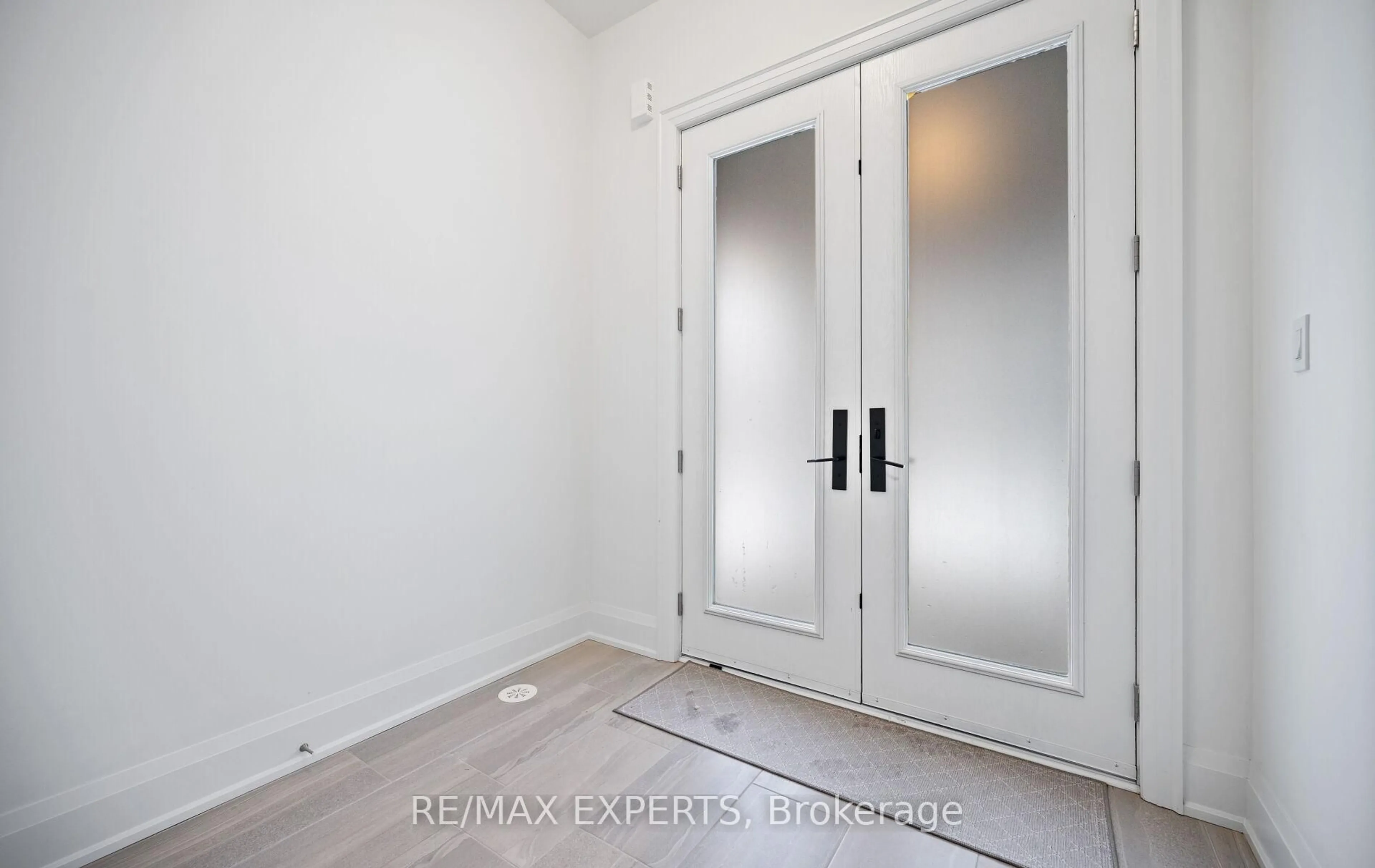 Indoor entryway for 3304 Azam Way, Oakville Ontario L6M 4K1