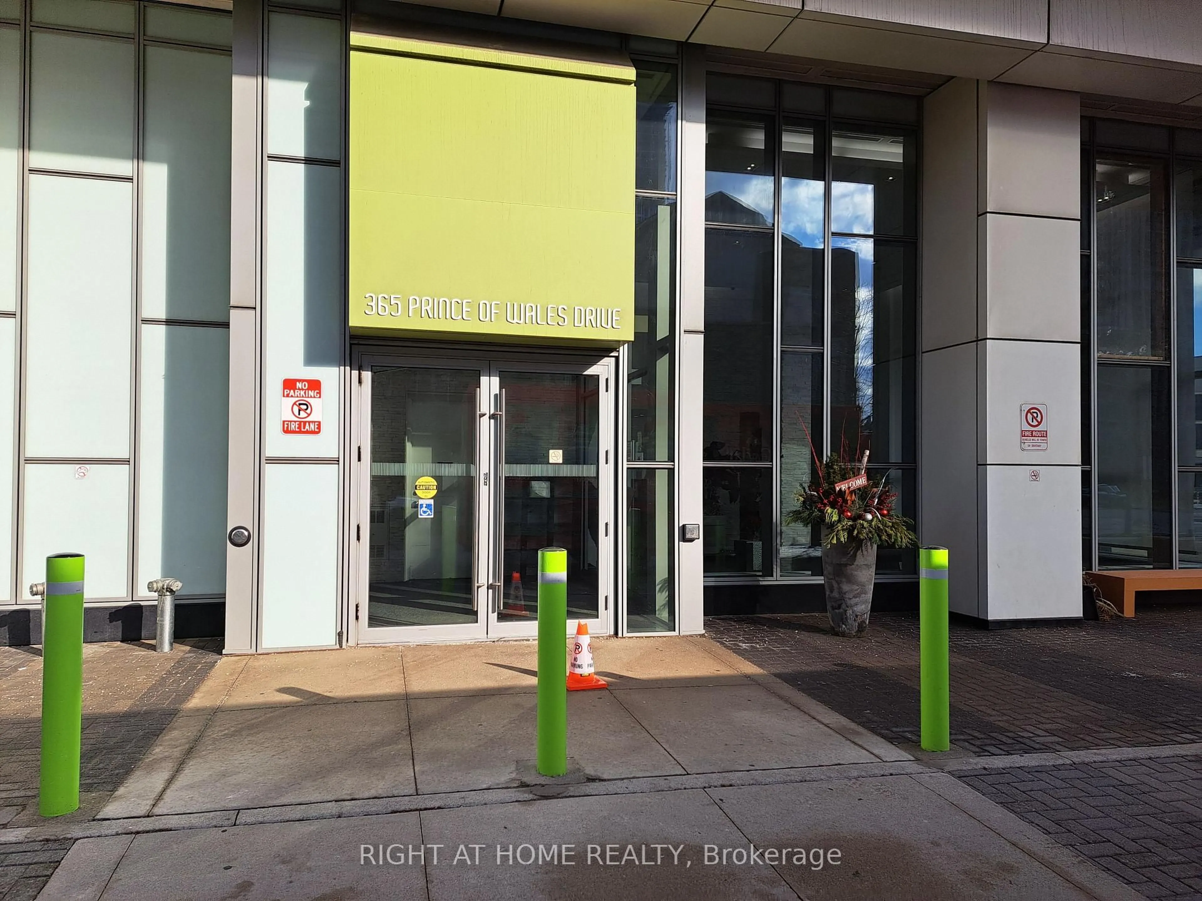 Indoor foyer for 365 Prince Of Wales Dr #2103, Mississauga Ontario L5B 0G6