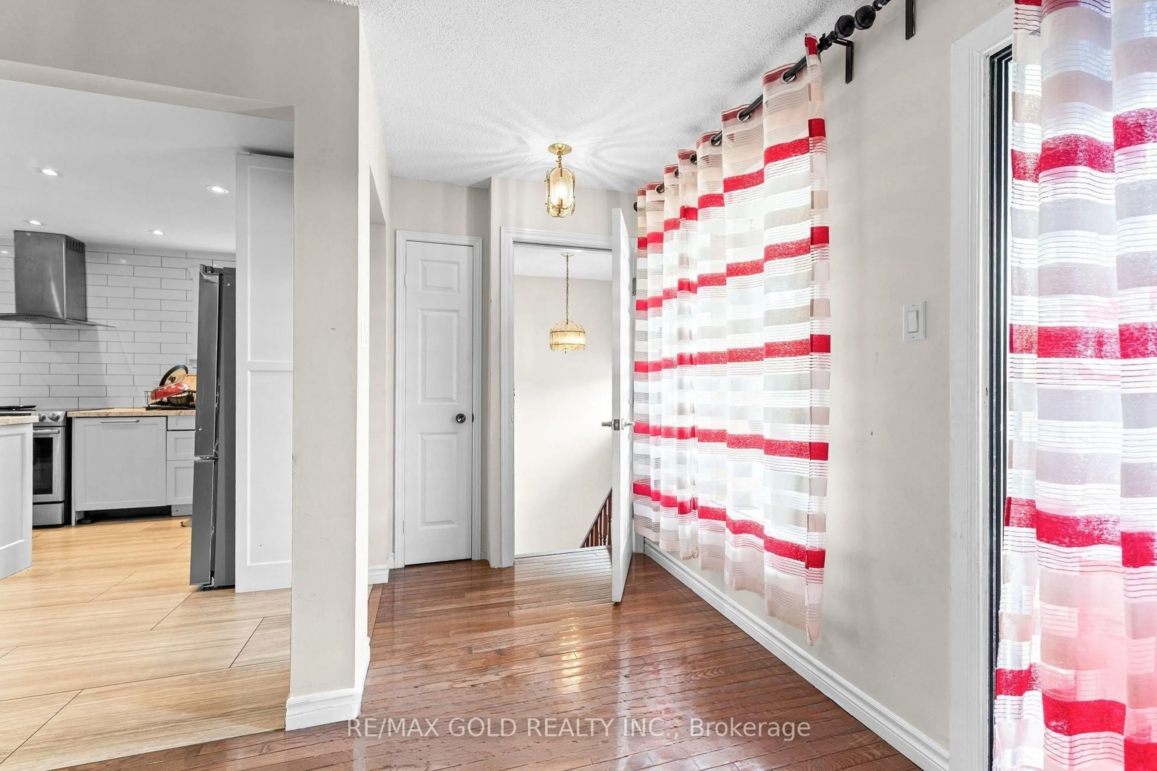Indoor entryway for 14 Albemarle Crt, Brampton Ontario L6Z 1R4
