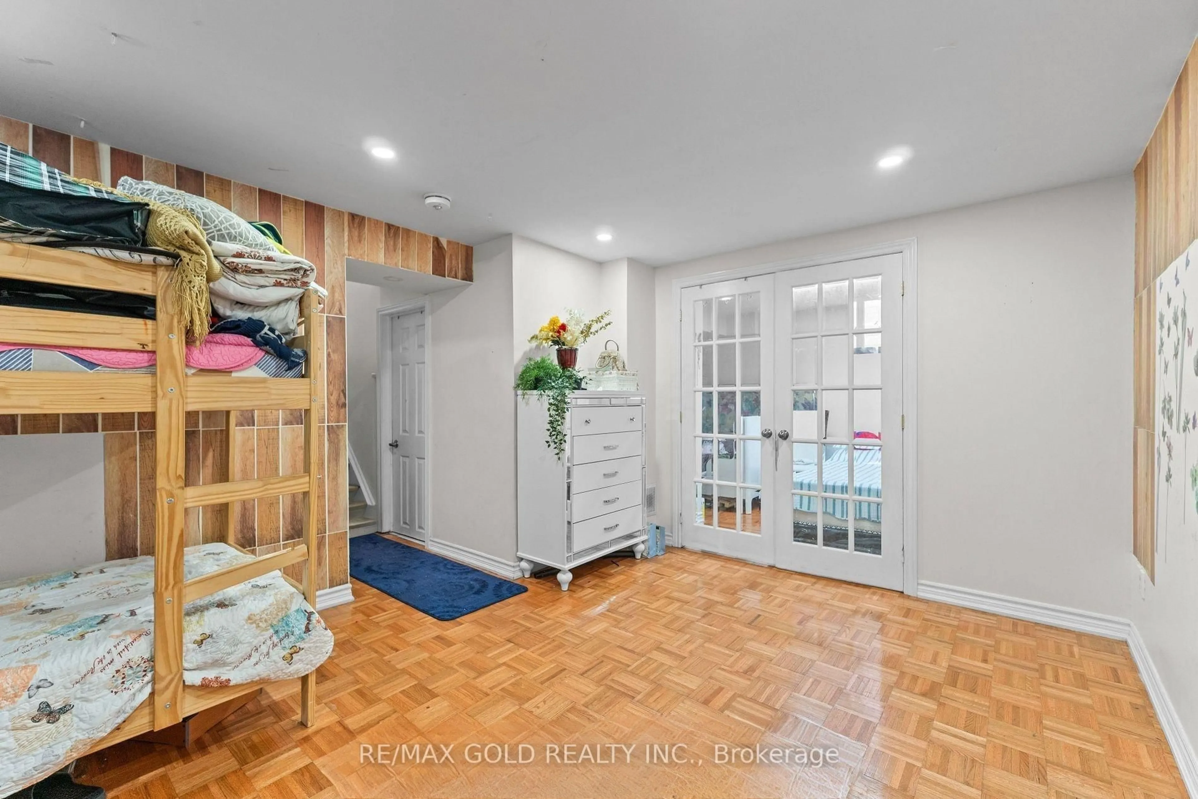 Indoor entryway for 14 Albemarle Crt, Brampton Ontario L6Z 1R4