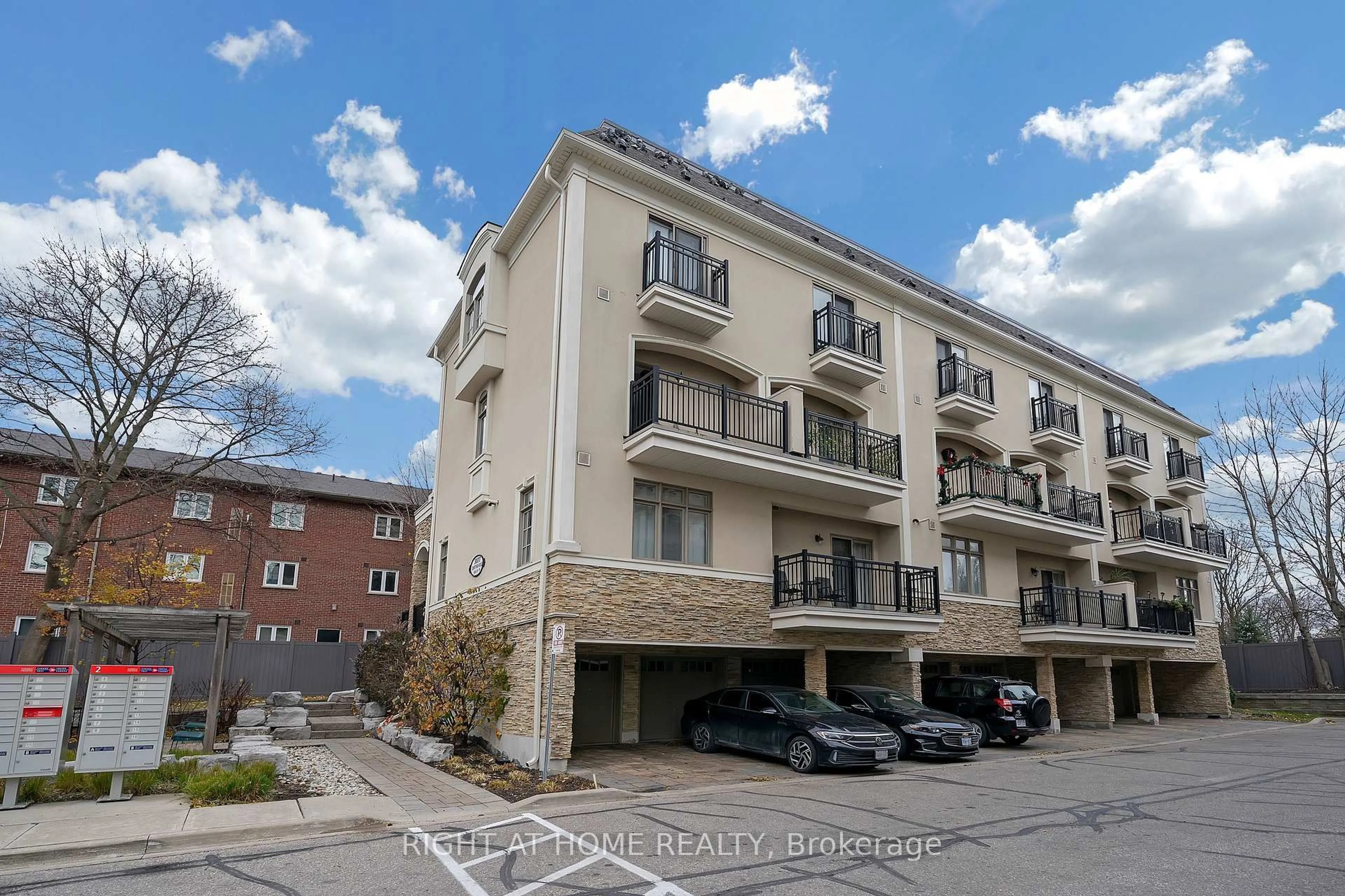 A pic from outside/outdoor area/front of a property/back of a property/a pic from drone, unknown for 3077 Cawthra Rd #18, Mississauga Ontario L5A 2X4