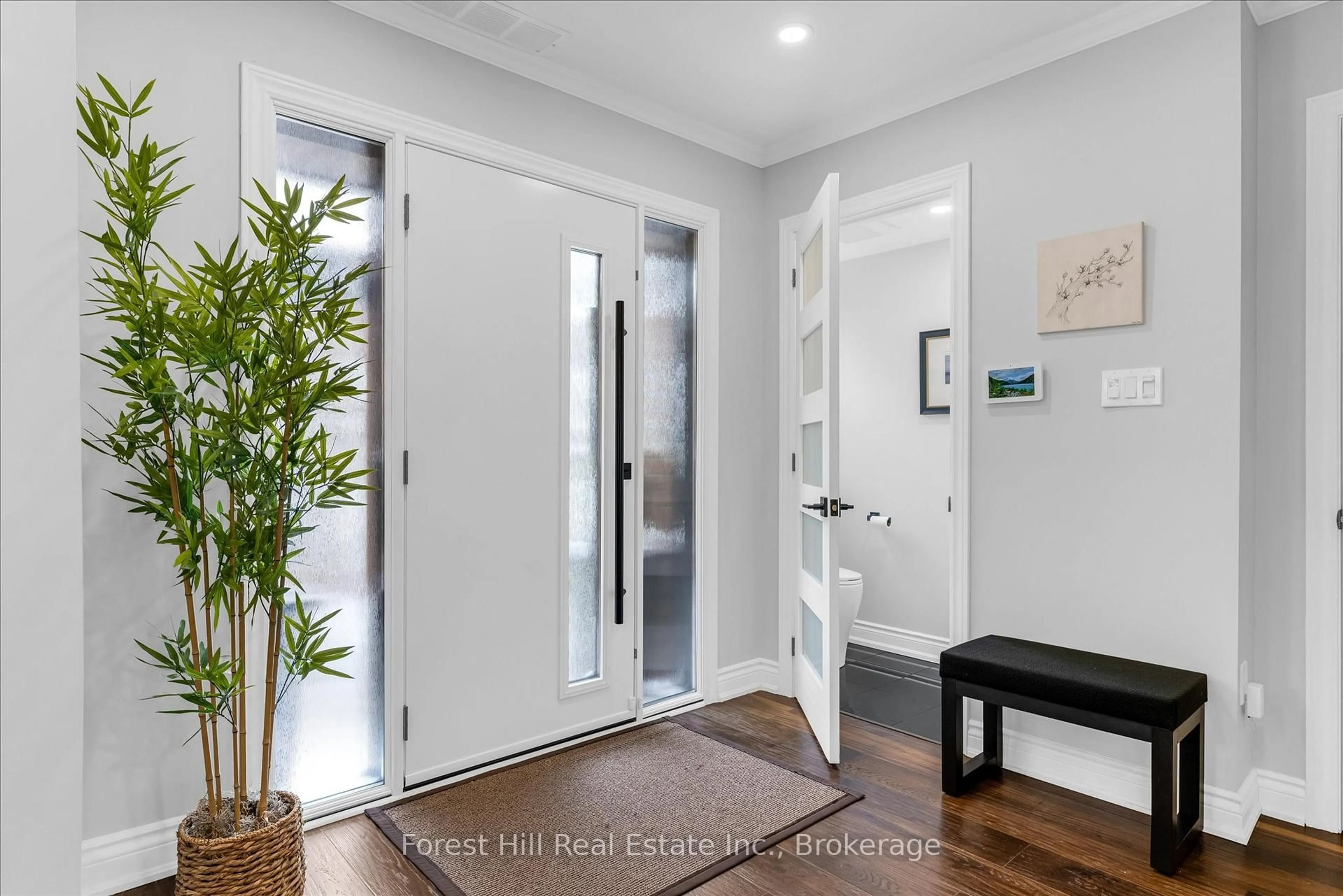 Indoor entryway for 2006 Brant St, Burlington Ontario L7P 3A6