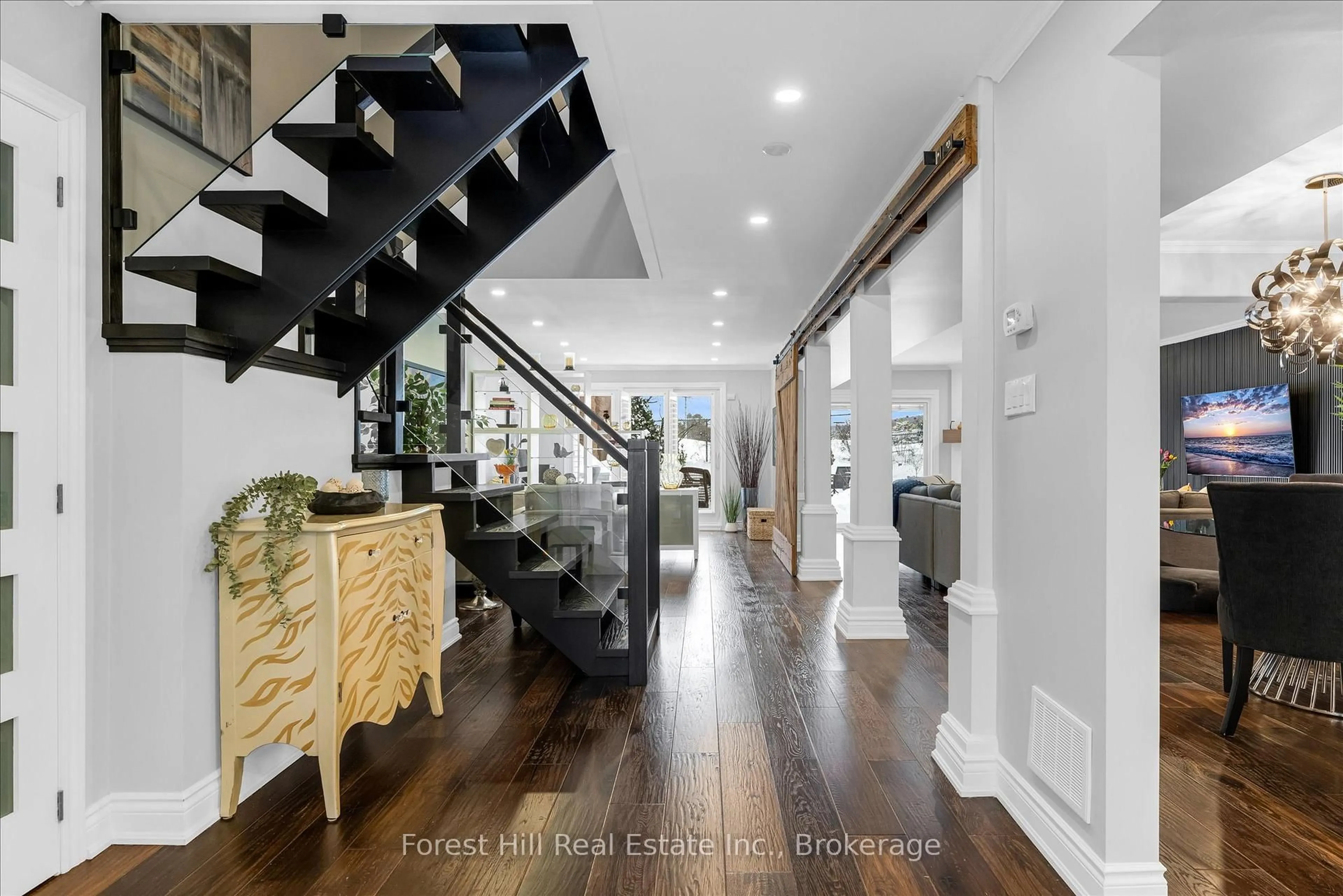 Indoor entryway for 2006 Brant St, Burlington Ontario L7P 3A6