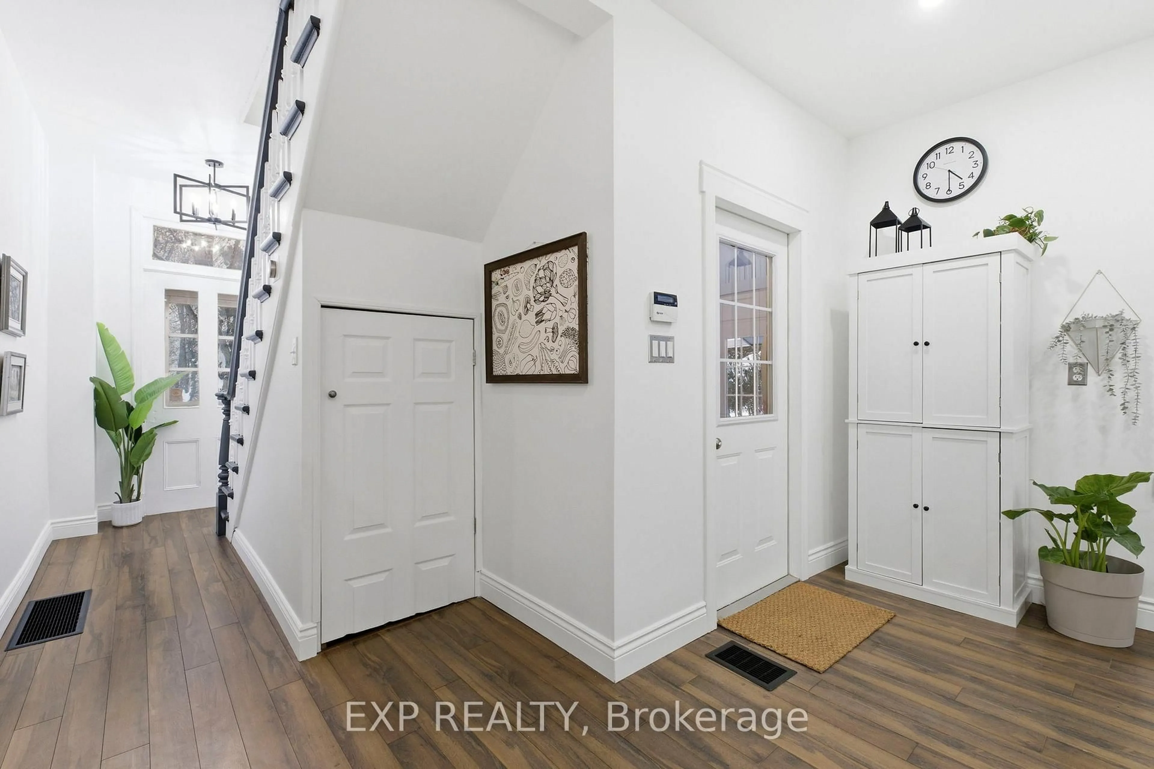 Indoor entryway for 19980 Main St, Caledon Ontario L7K 0C2