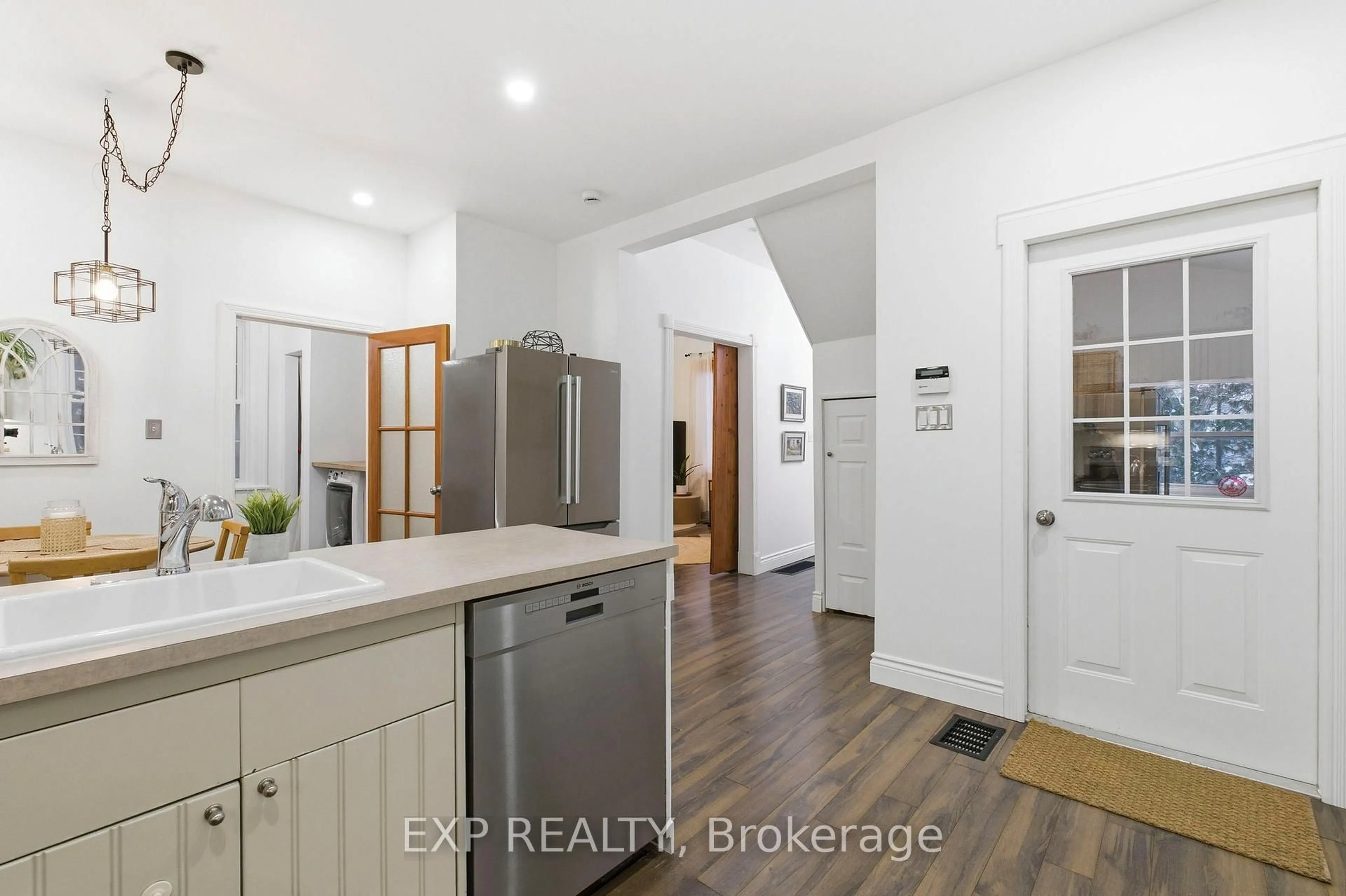 Open concept kitchen, unknown for 19980 Main St, Caledon Ontario L7K 0C2