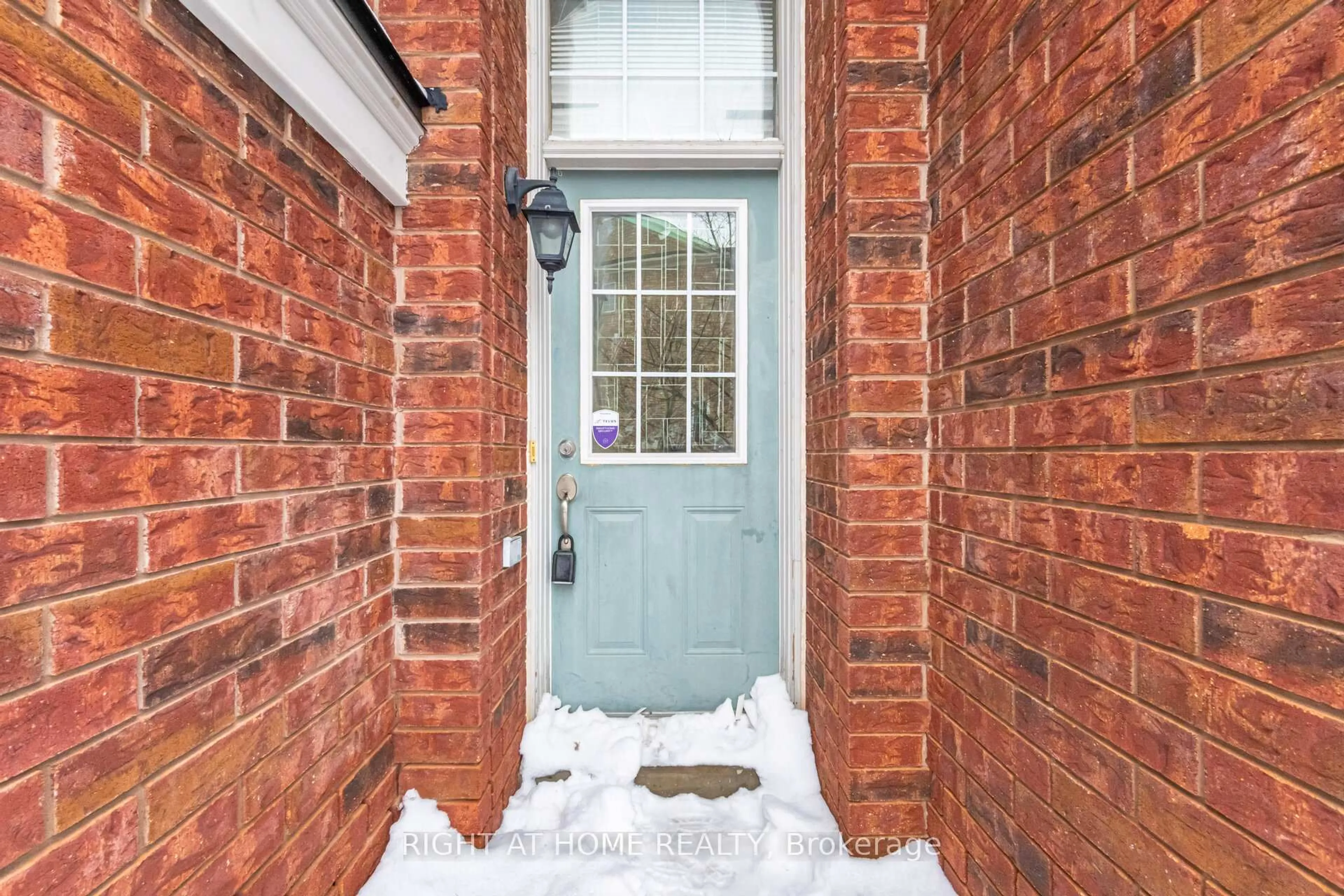 Indoor entryway for 7114 Triumph Lane, Mississauga Ontario L5N 0C5