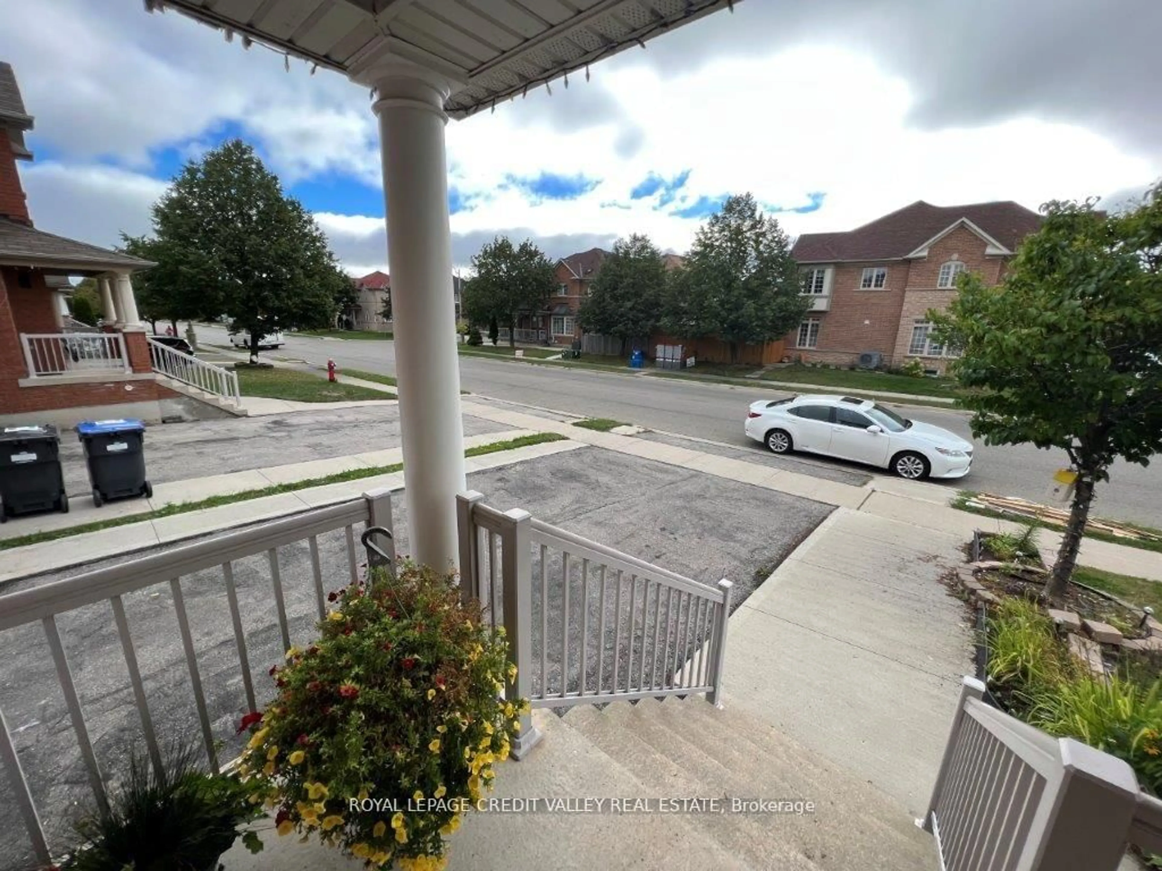 A pic from outside/outdoor area/front of a property/back of a property/a pic from drone, street for 44 Australia Dr, Brampton Ontario L6R 3E8