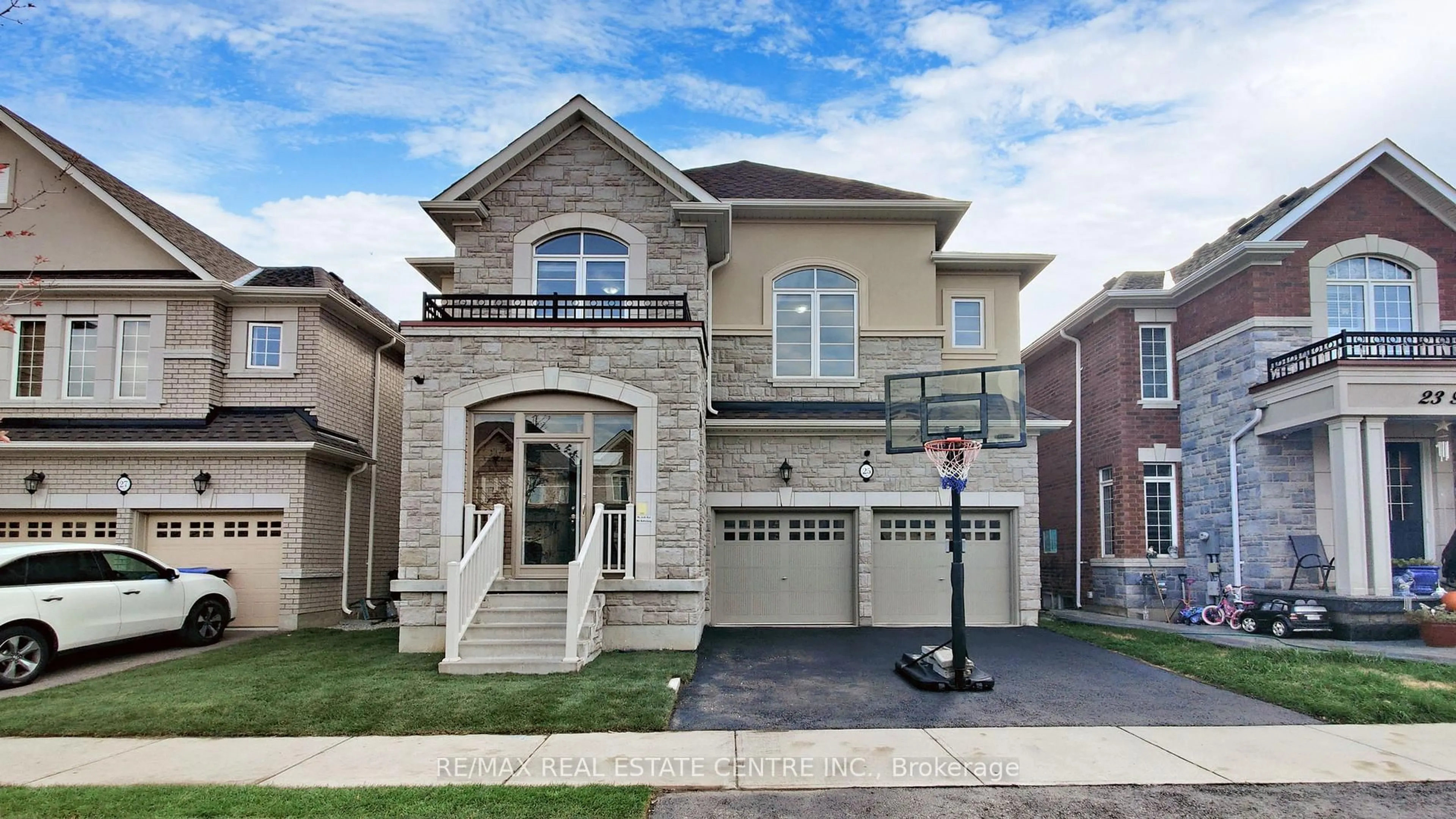Home with brick exterior material, street for 25 Fann Dr, Brampton Ontario L7A 4L4