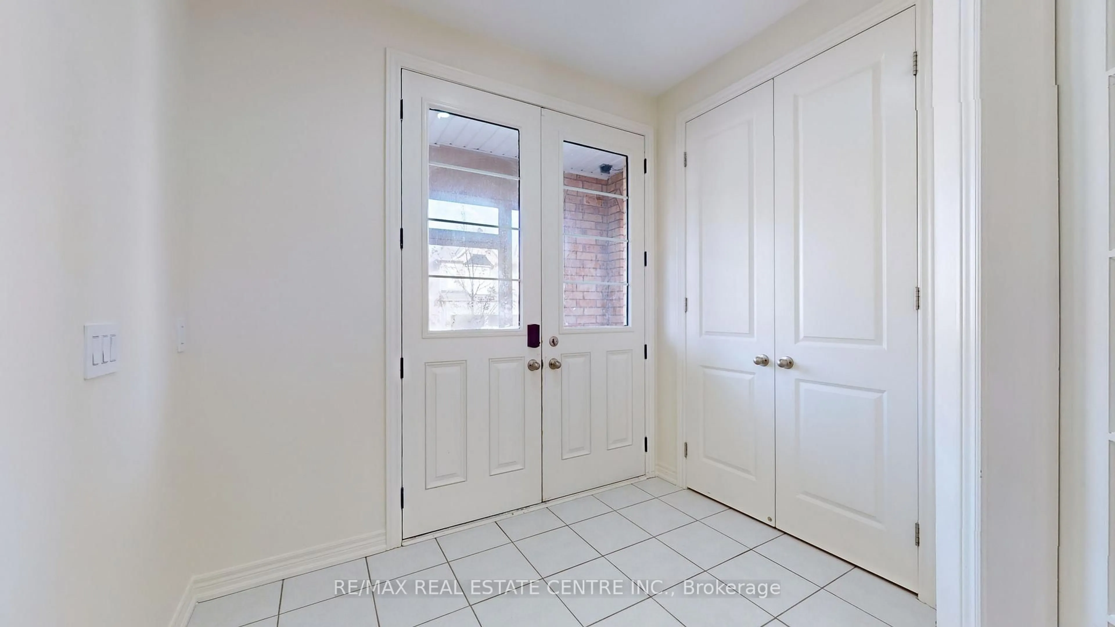 Indoor entryway for 25 Fann Dr, Brampton Ontario L7A 4L4