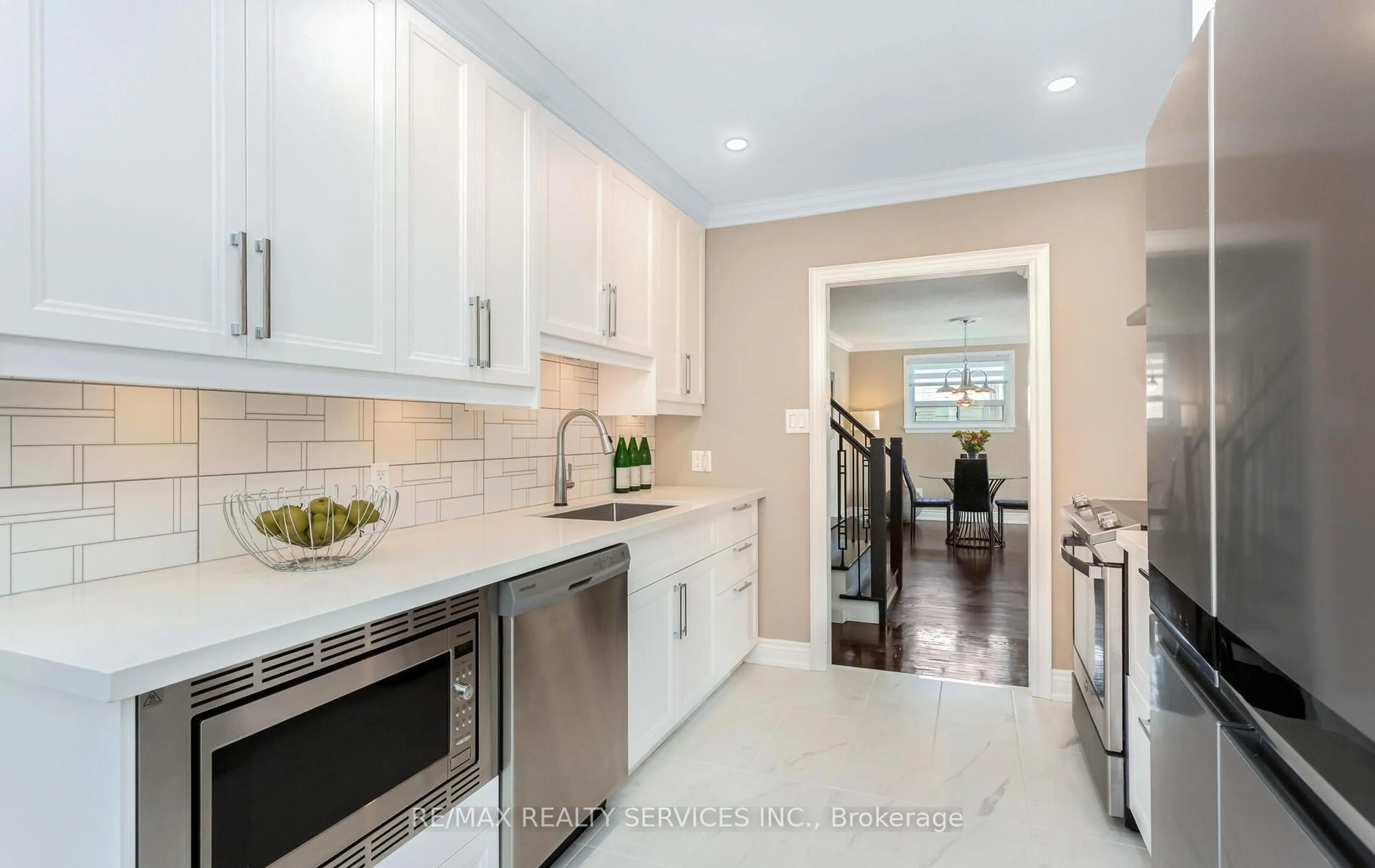 Contemporary kitchen, ceramic/tile floor for 17 Croydon Crt, Brampton Ontario L6T 1Y3