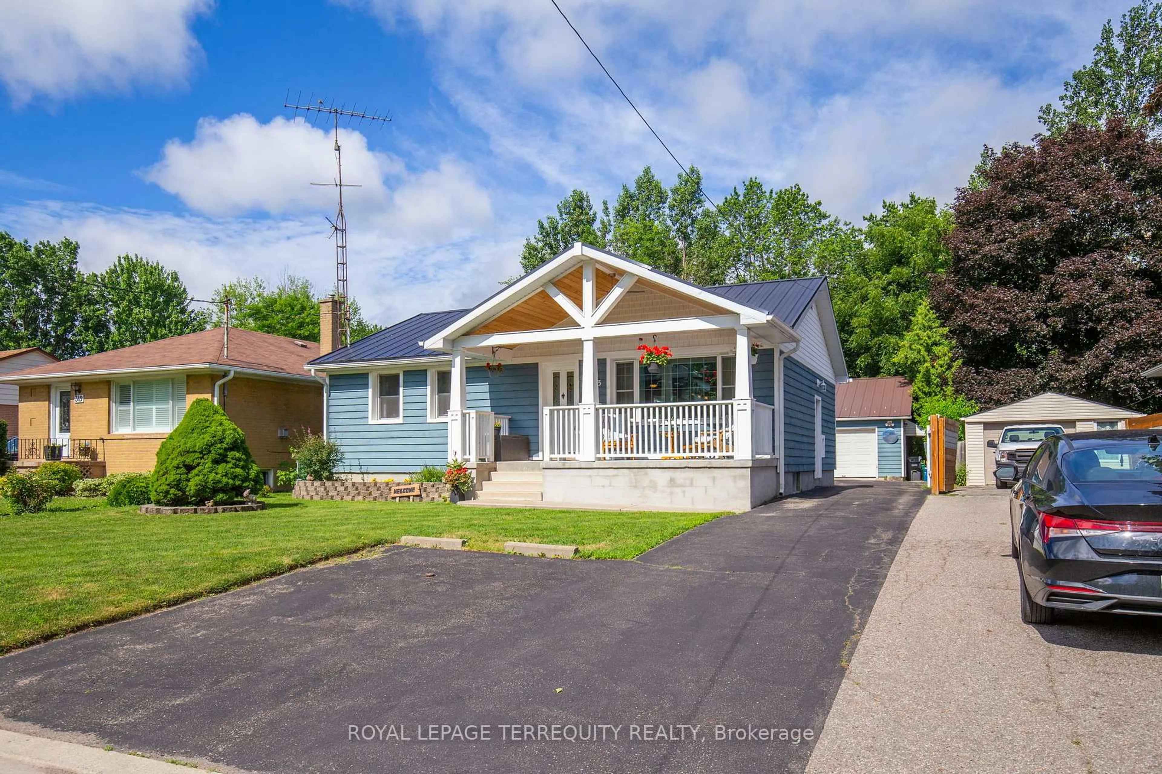 Home with vinyl exterior material, street for 353 Kingsleigh Crt, Milton Ontario L9T 1X6