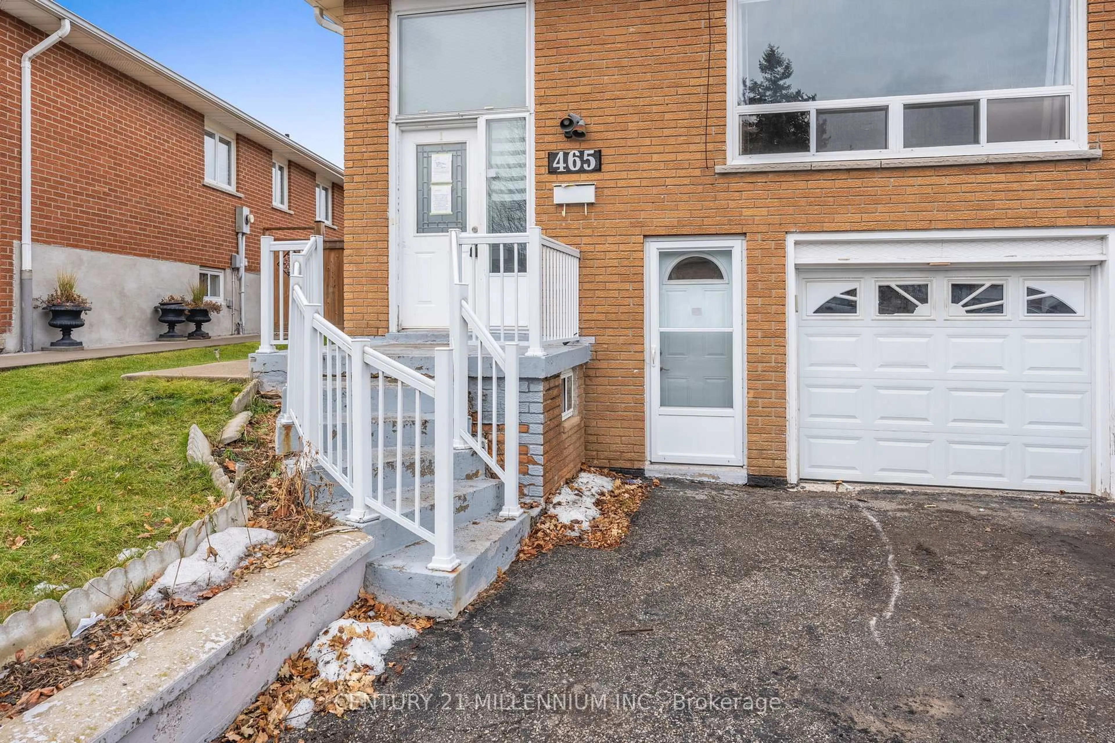 Unknown for 465 Fergo Ave, Mississauga Ontario L5B 2J2