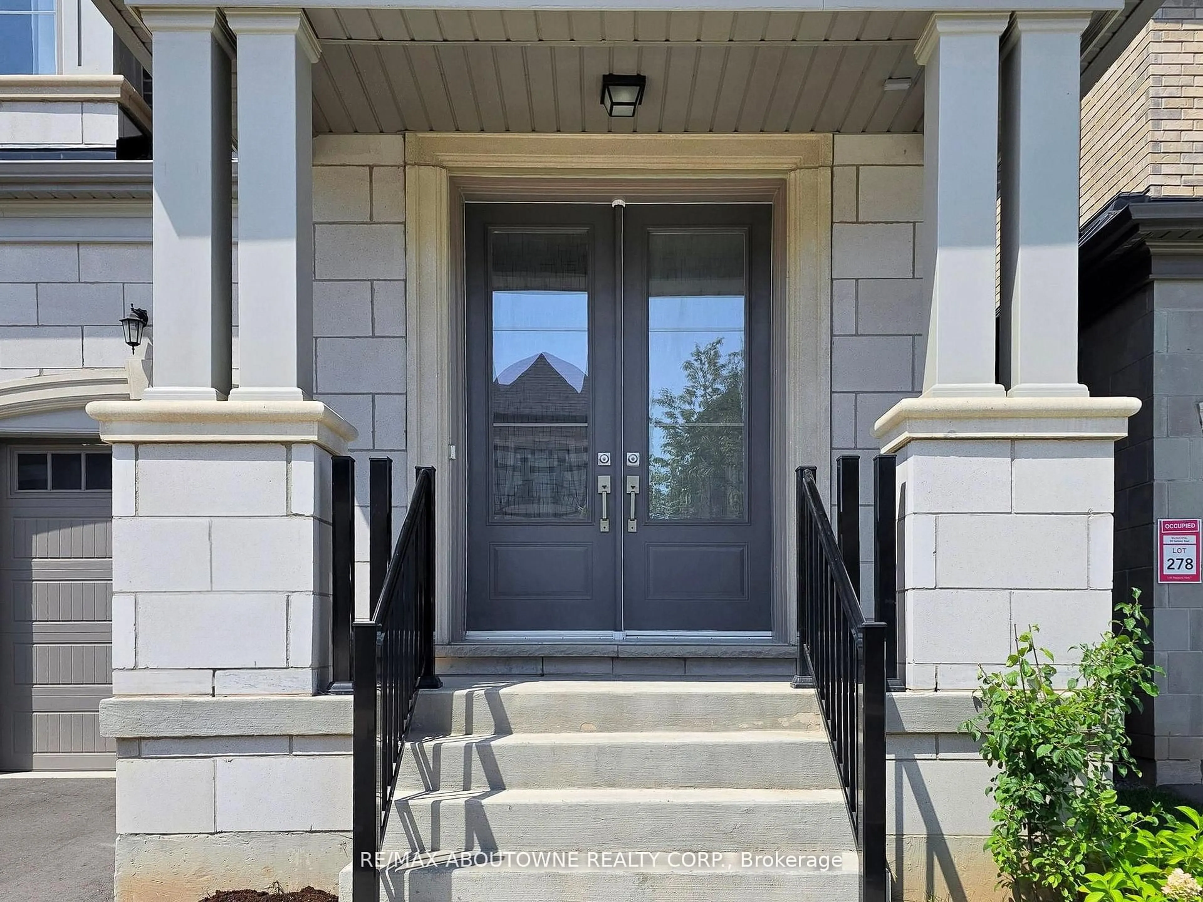 Indoor entryway for 91 Hallaran Rd, Oakville Ontario L6H 0Z9