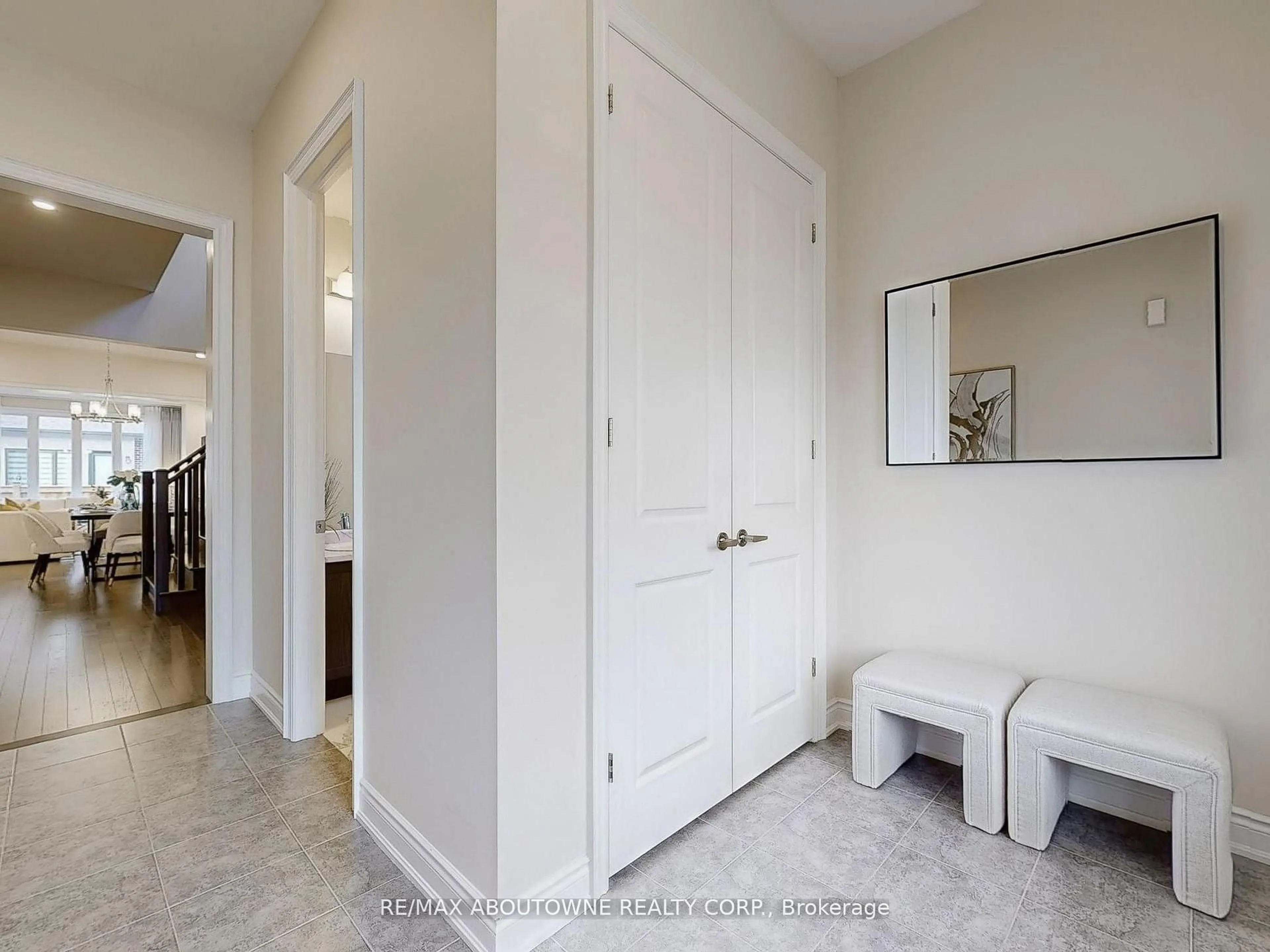 Indoor entryway for 91 Hallaran Rd, Oakville Ontario L6H 0Z9