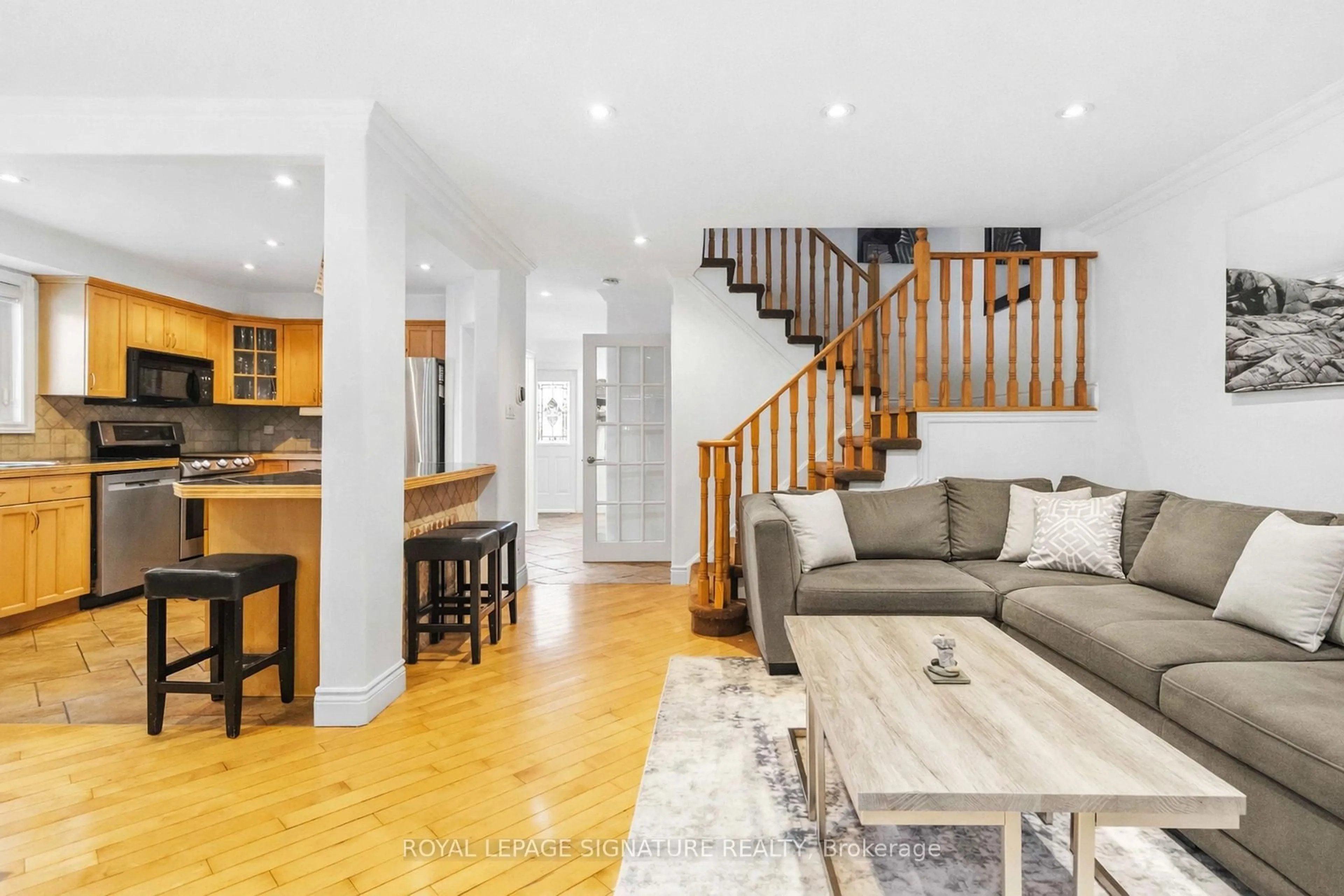 Open concept kitchen, wood/laminate floor for 4281 Torino Cres, Mississauga Ontario L4W 3T4