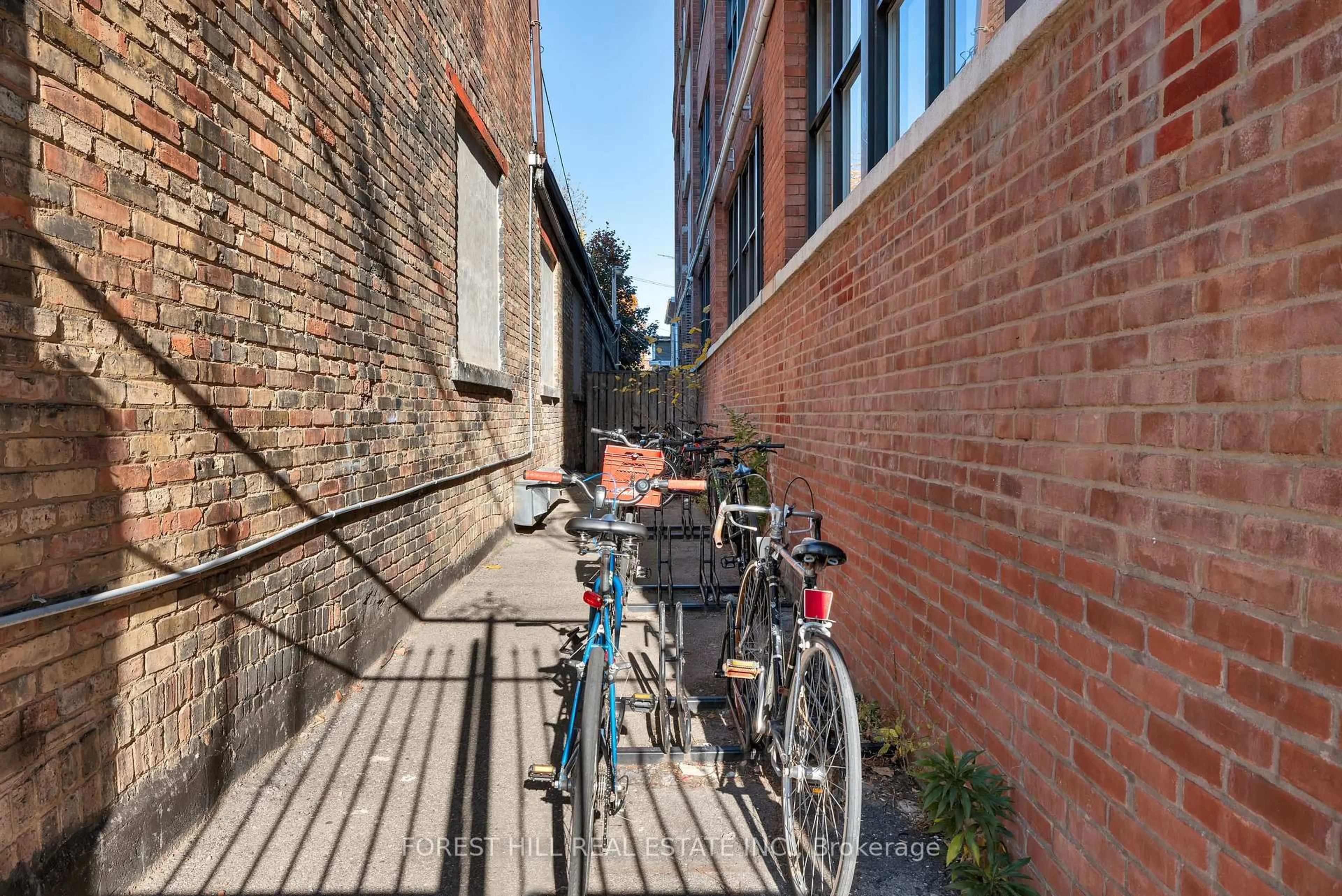 Patio, street for 2154 Dundas St #105, Toronto Ontario M6R 1X3