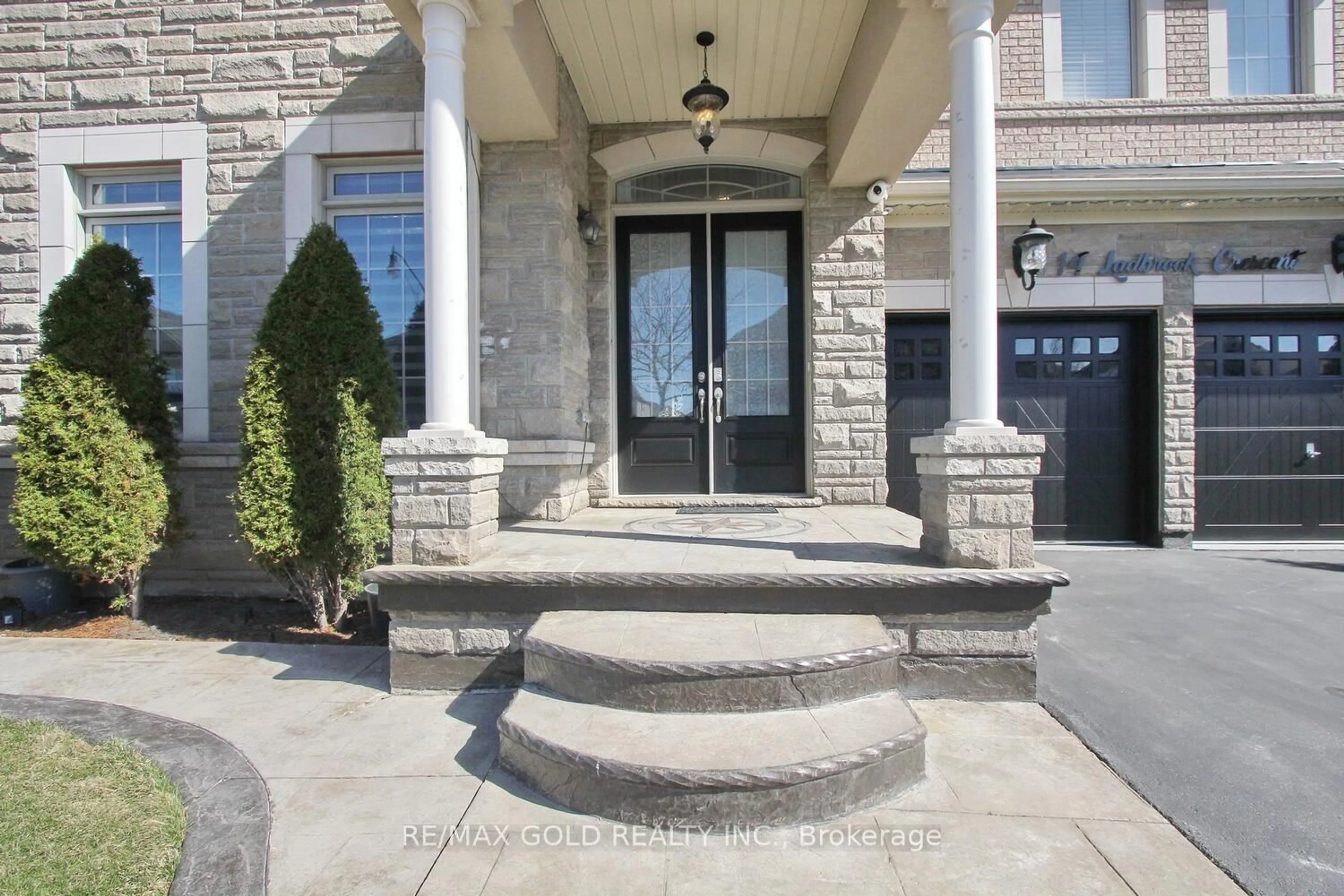 Indoor entryway for 14 Ladbrook Cres, Brampton Ontario L6X 5H6