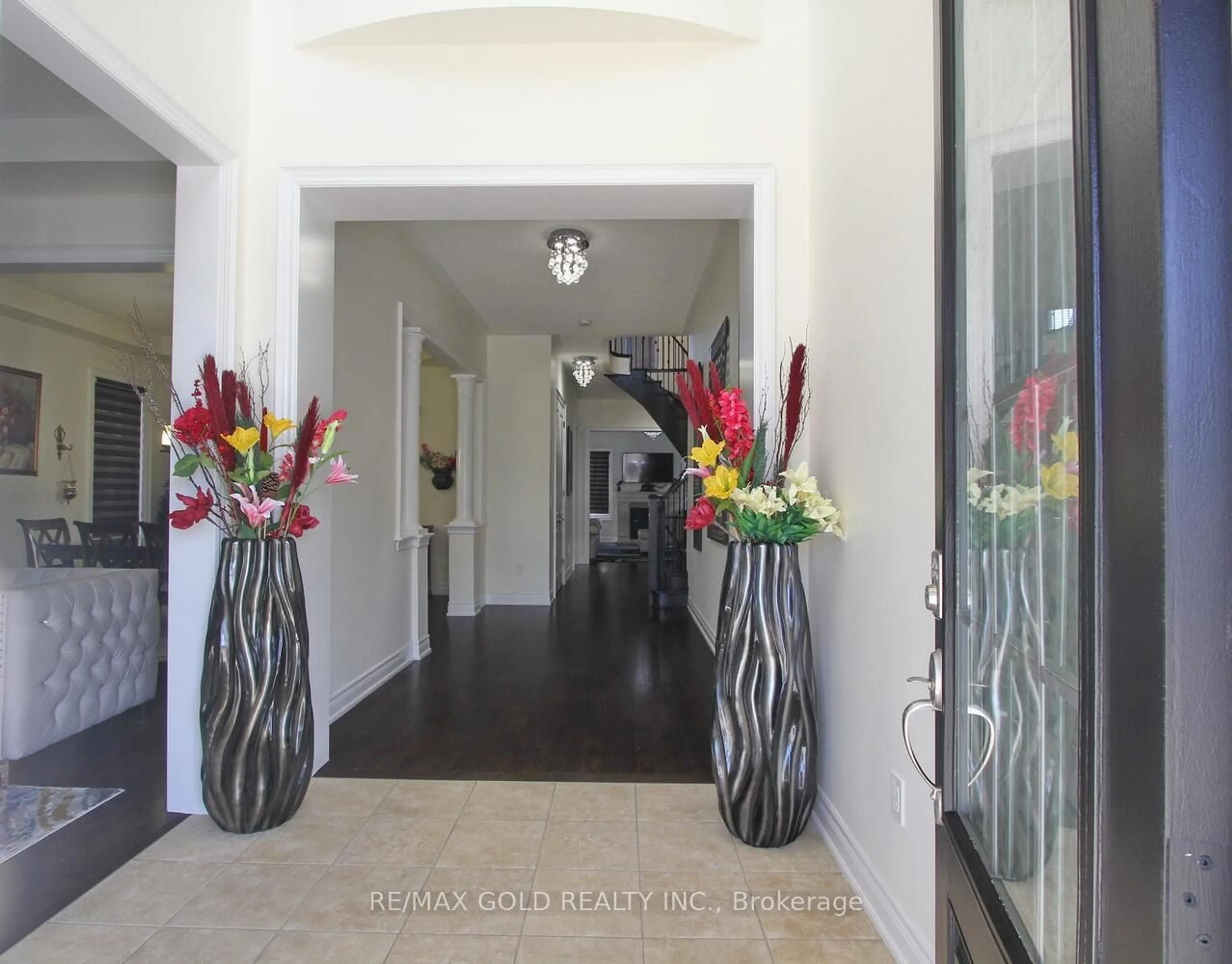 Indoor foyer for 14 Ladbrook Cres, Brampton Ontario L6X 5H6