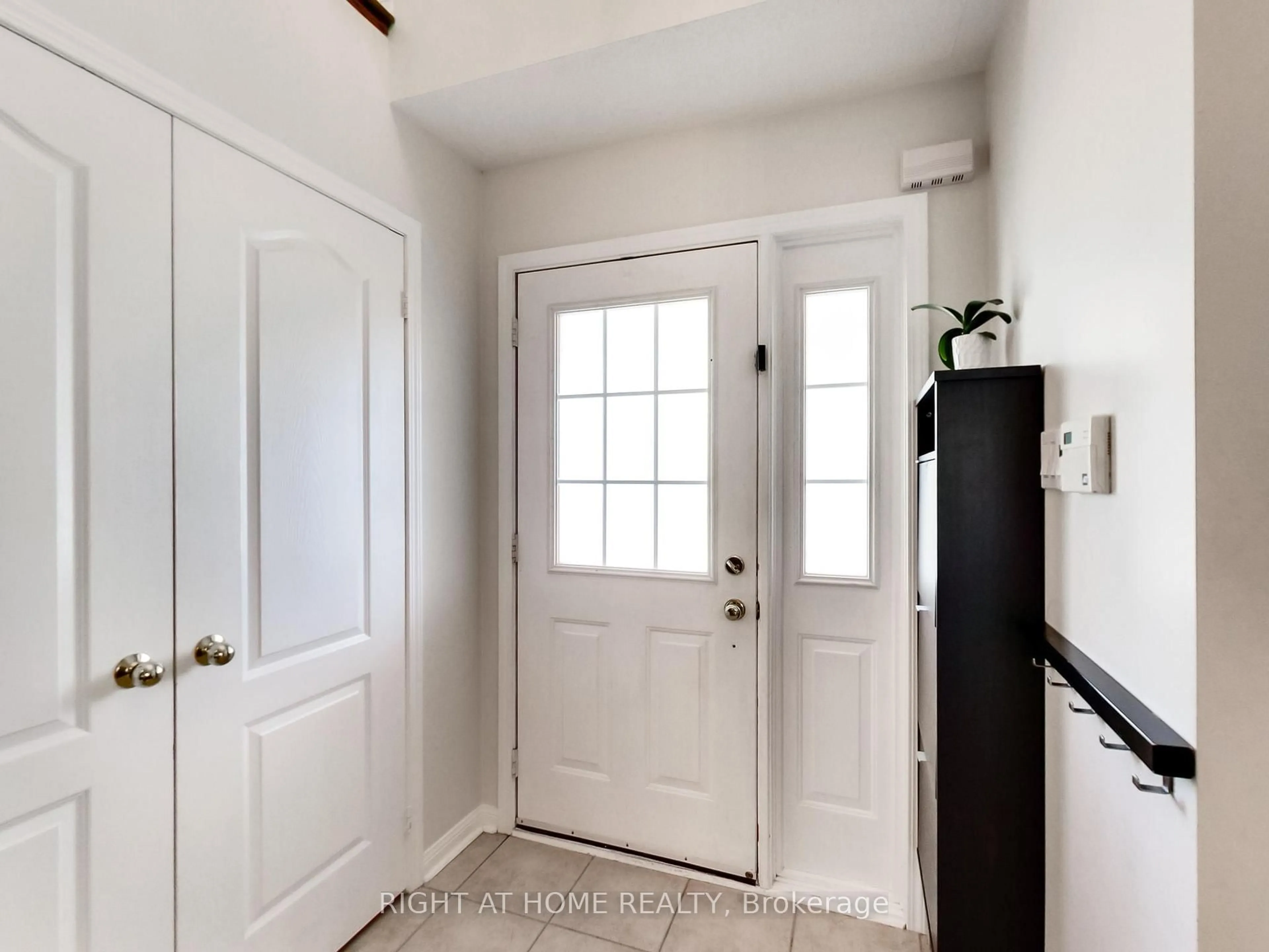 Indoor entryway for 2527 Nettlecreek Cres, Oakville Ontario L6M 4C1