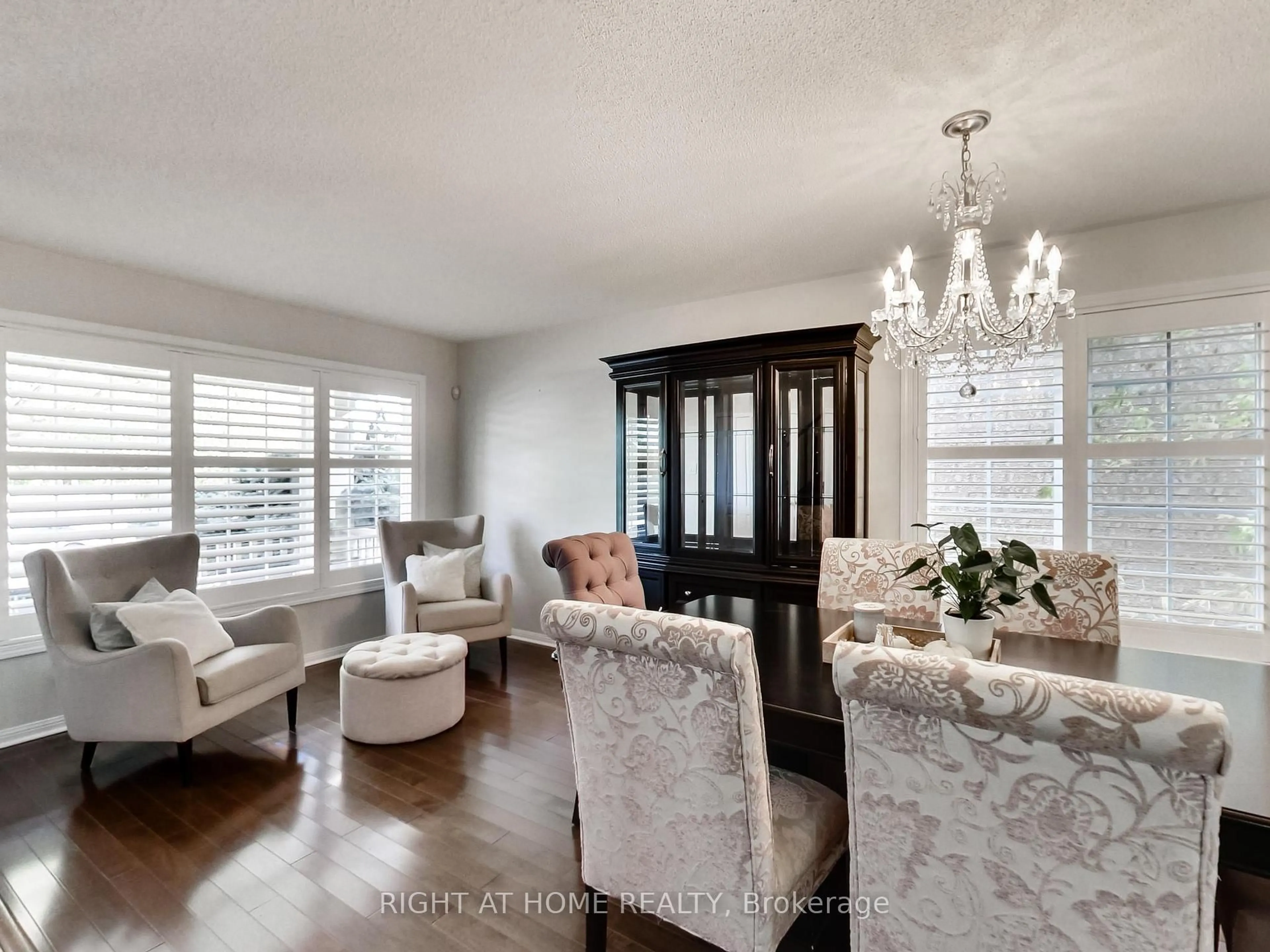 Living room with furniture, wood/laminate floor for 2527 Nettlecreek Cres, Oakville Ontario L6M 4C1