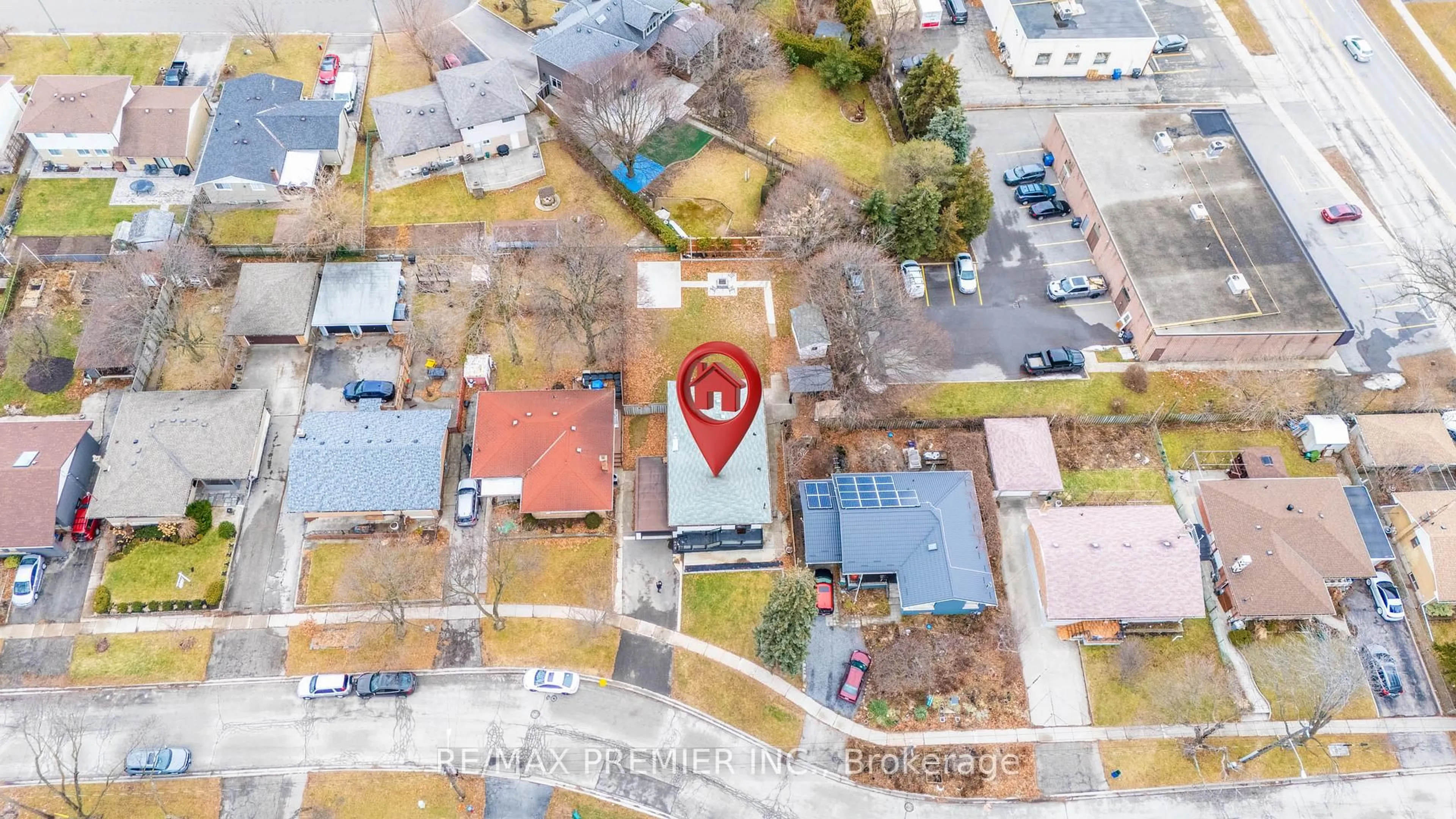 A pic from outside/outdoor area/front of a property/back of a property/a pic from drone, street for 402 St Augustine Dr, Oakville Ontario L6K 3K9