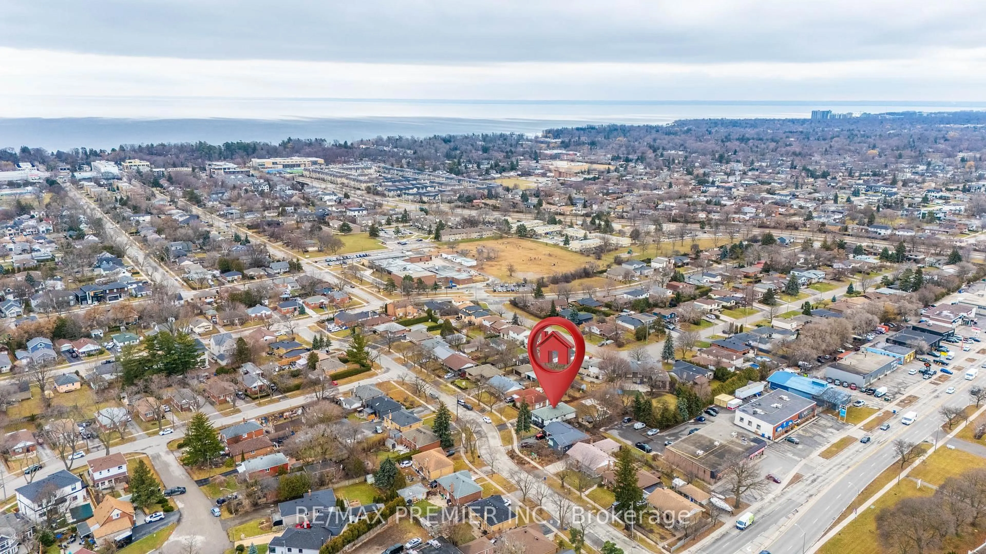 A pic from outside/outdoor area/front of a property/back of a property/a pic from drone, street for 402 St Augustine Dr, Oakville Ontario L6K 3K9