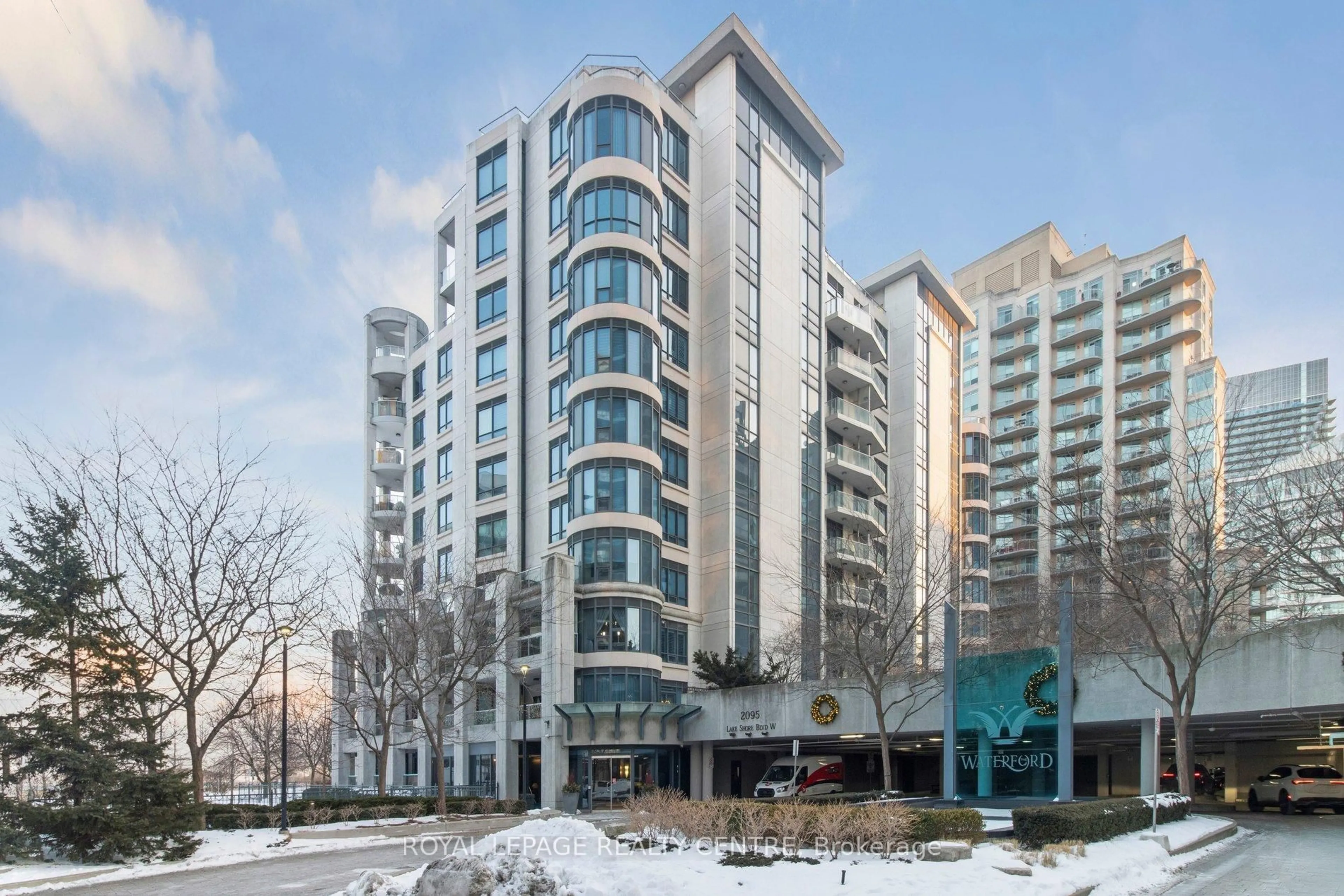 Indoor foyer for 2095 Lake Shore Blvd #220, Toronto Ontario M8V 4G4