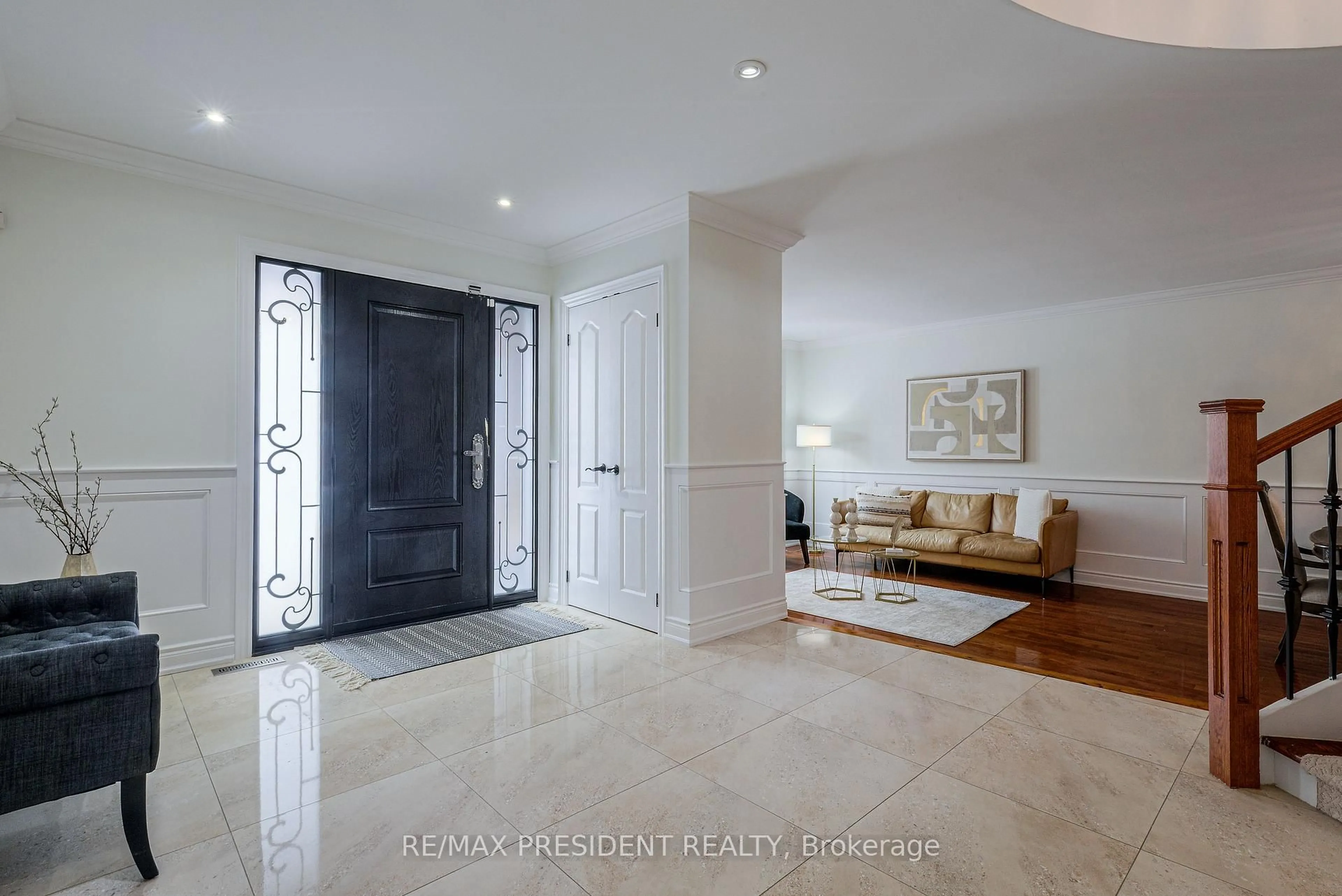 Indoor entryway for 42 Mount Forest Dr, Brampton Ontario L6Z 1B7