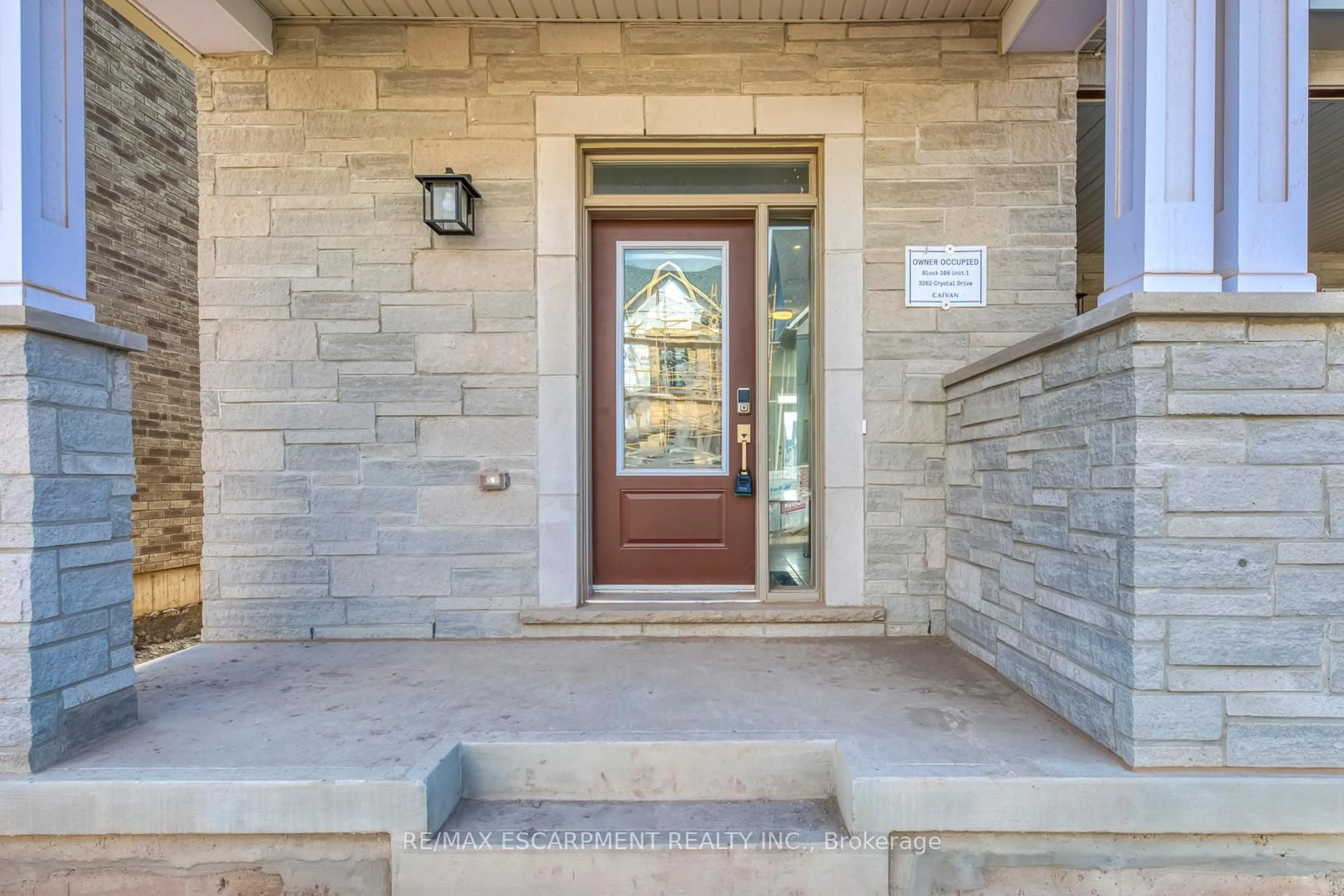 Indoor entryway for 3262 Crystal Dr, Oakville Ontario L6M 4K1