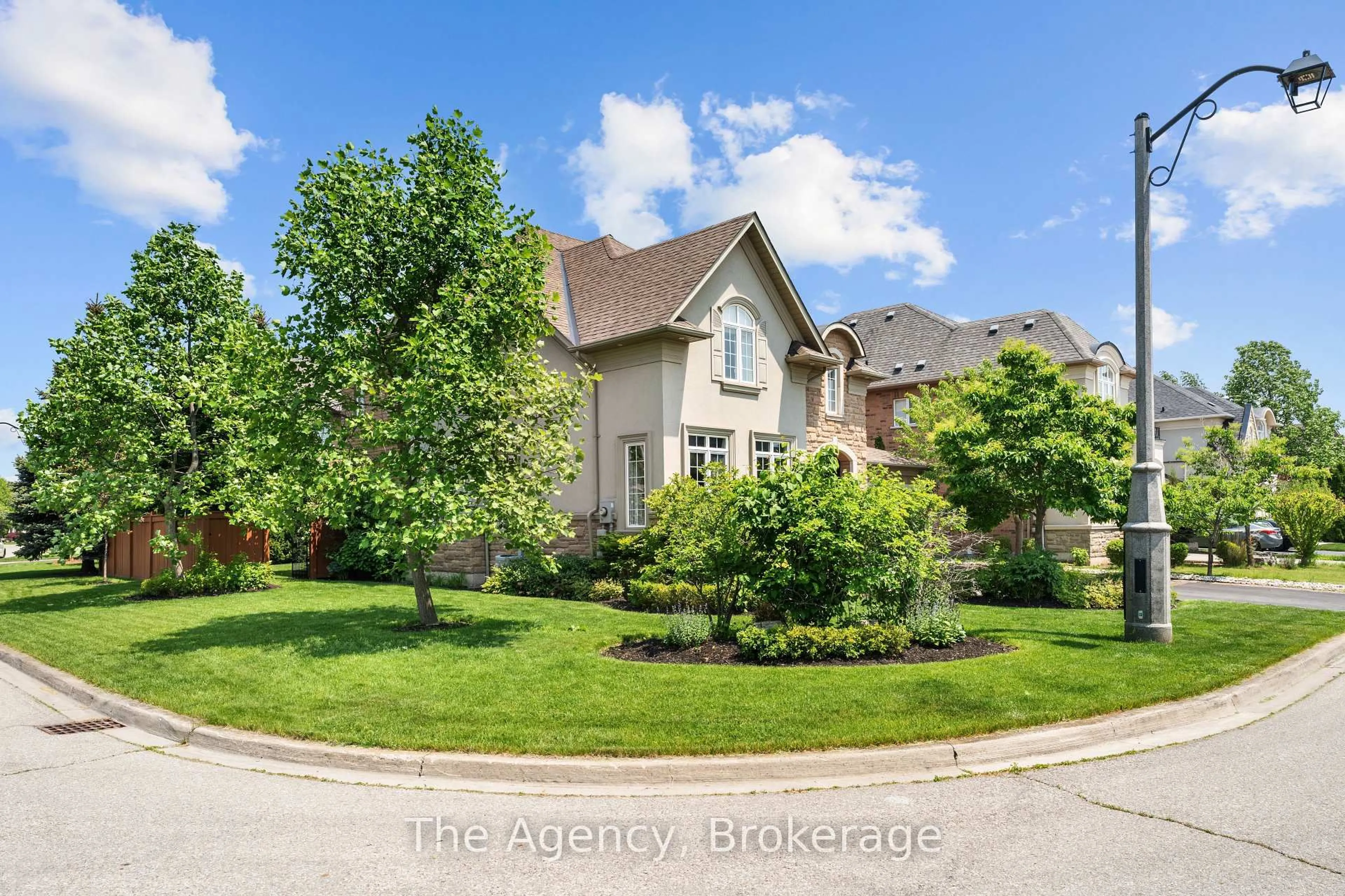 A pic from outside/outdoor area/front of a property/back of a property/a pic from drone, street for 297 Fritillary St, Oakville Ontario L6L 6W7