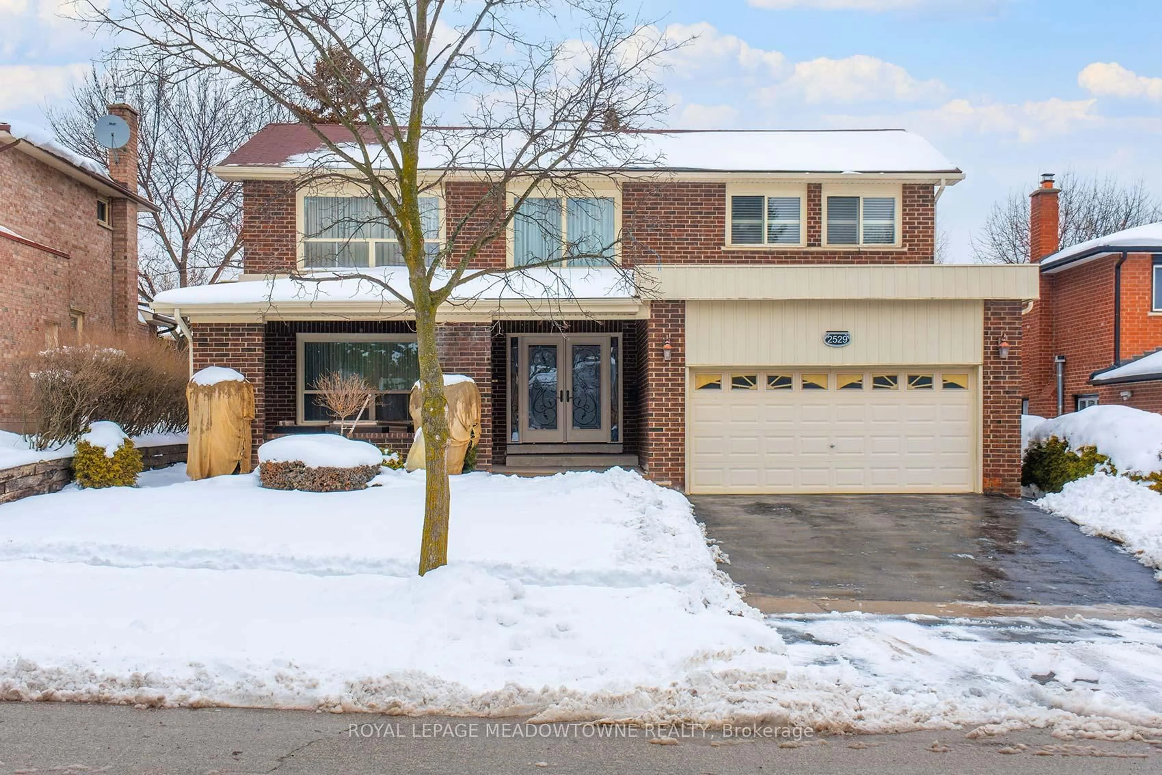 Home with brick exterior material, street for 2529 Claymore Cres, Mississauga Ontario L5C 3A2