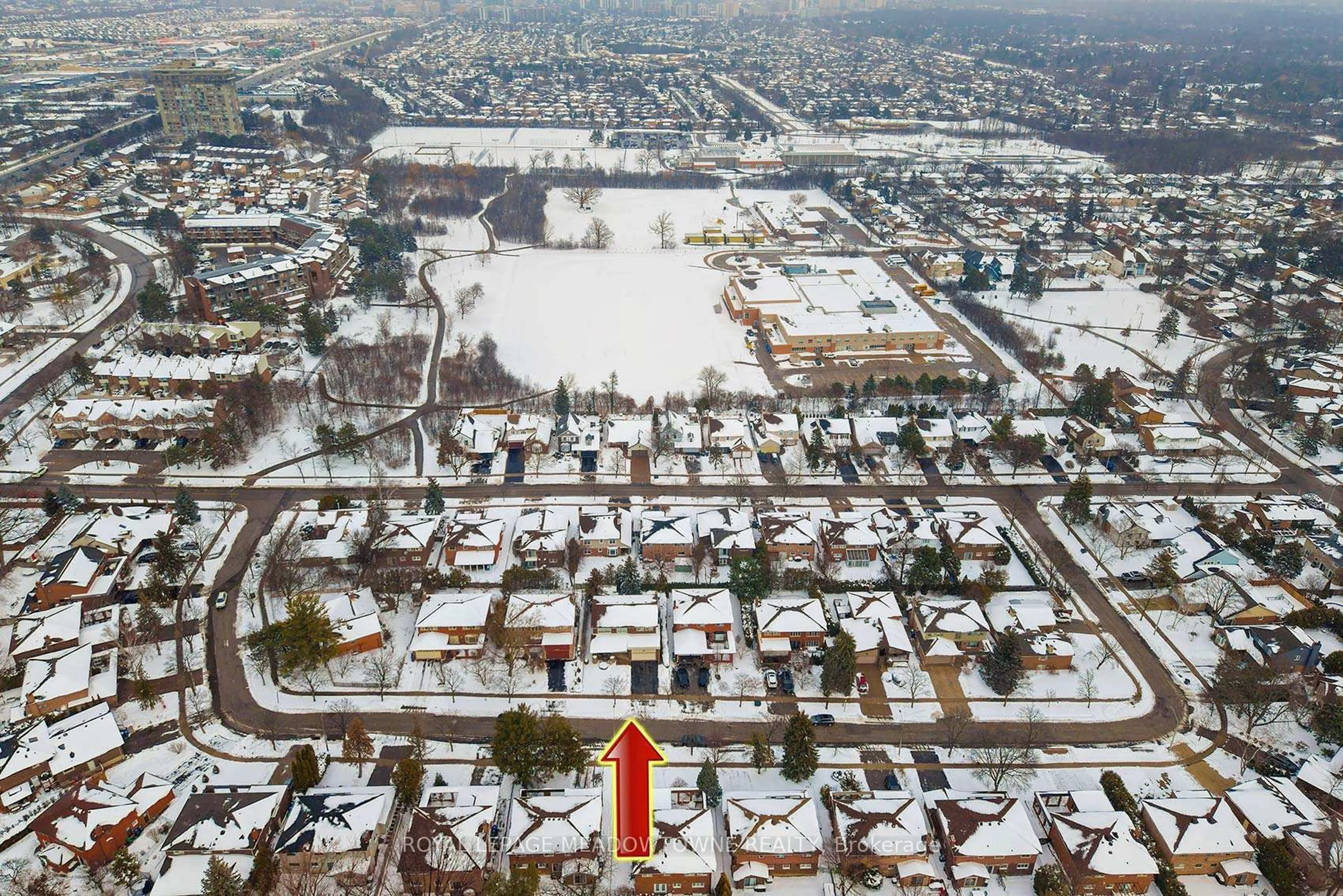 A pic from outside/outdoor area/front of a property/back of a property/a pic from drone, street for 2529 Claymore Cres, Mississauga Ontario L5C 3A2