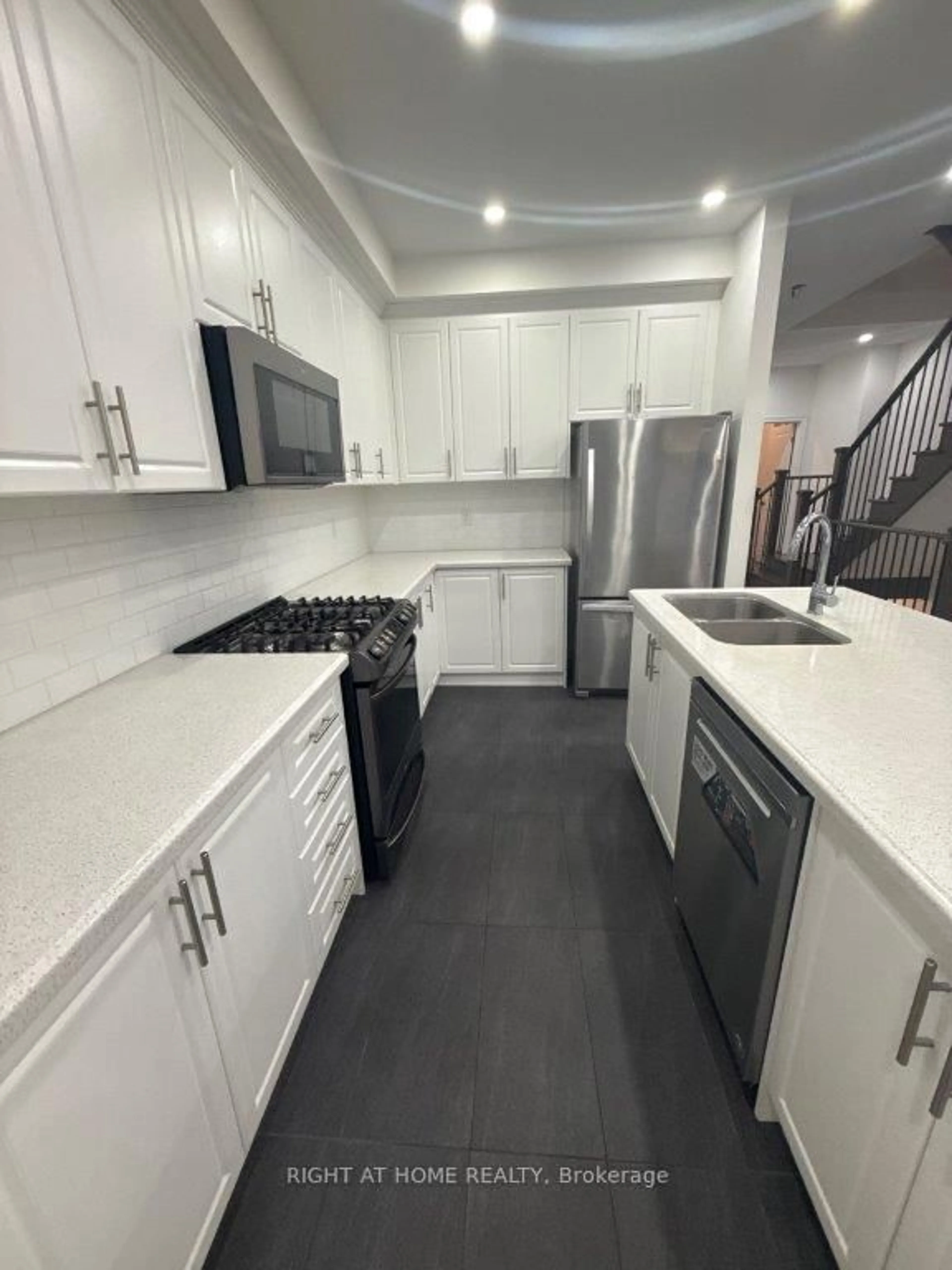 Unknown for 34 Faye St, Brampton Ontario L6P 4M9