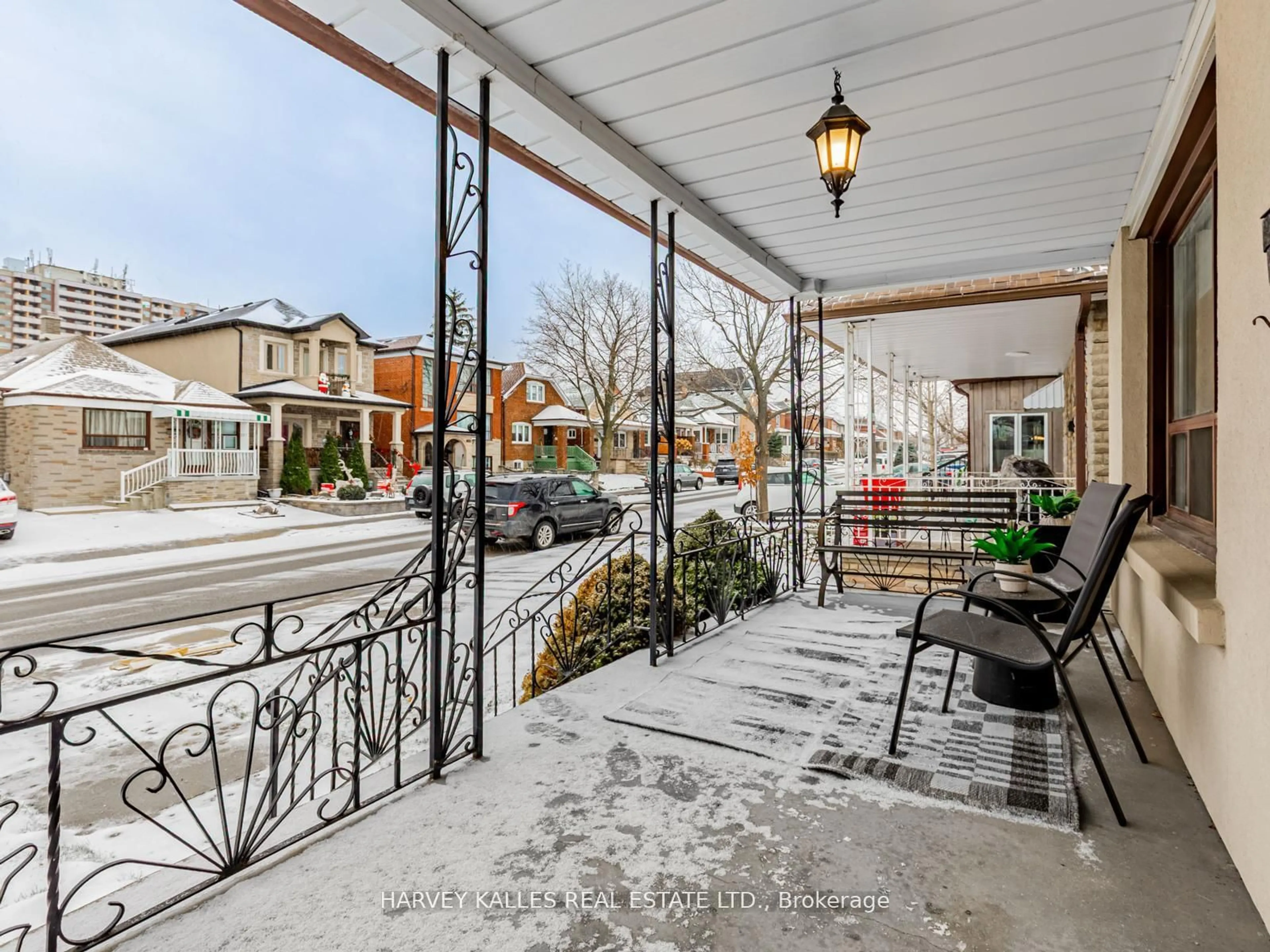 Patio, street for 204 Belgravia Ave, Toronto Ontario M6E 2M8