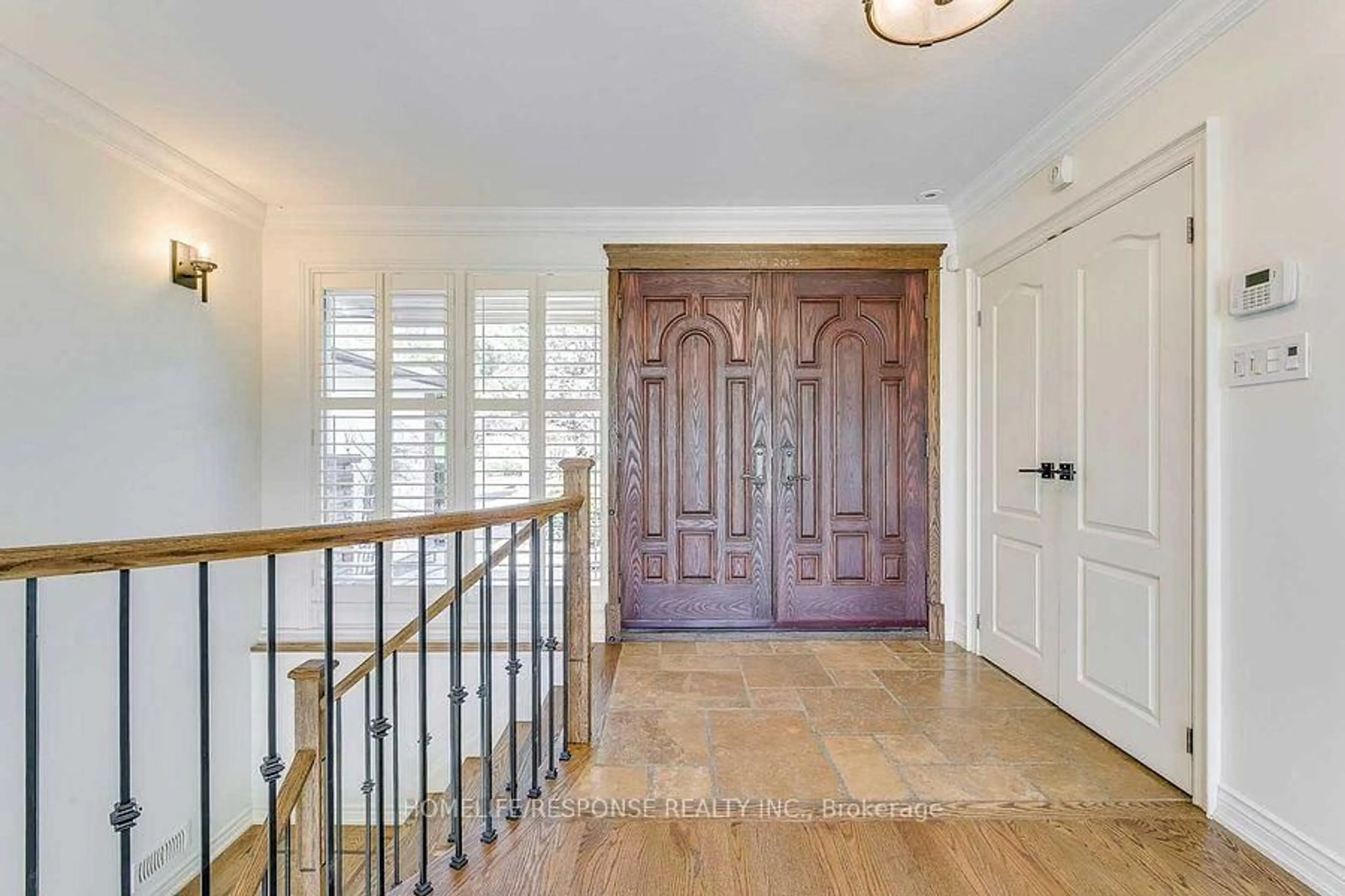 Indoor entryway for 3640 BURNBRAE Dr, Mississauga Ontario L5C 2N7