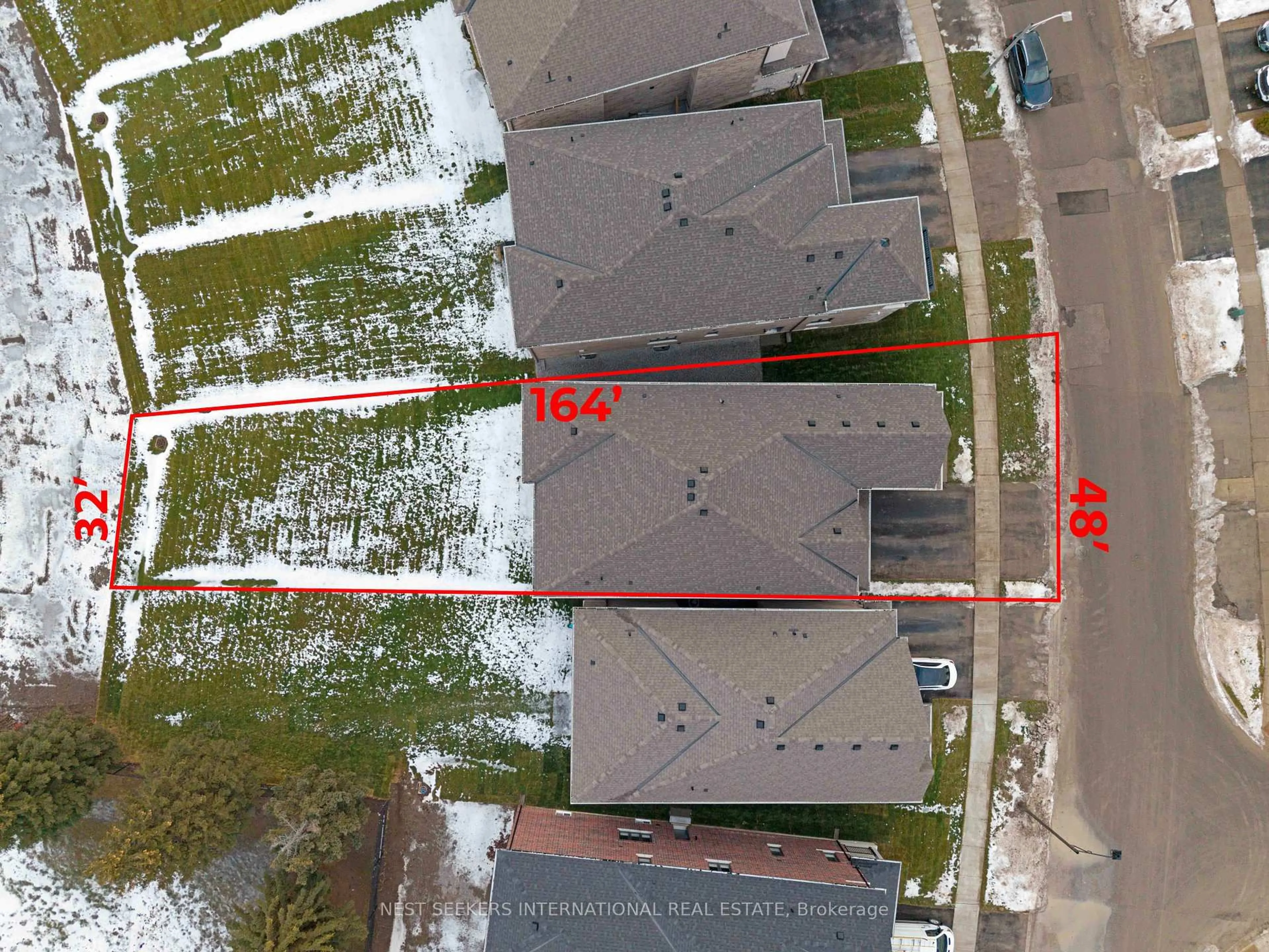 A pic from outside/outdoor area/front of a property/back of a property/a pic from drone, street for 95 Pembrook St, Caledon Ontario L7E 2K1