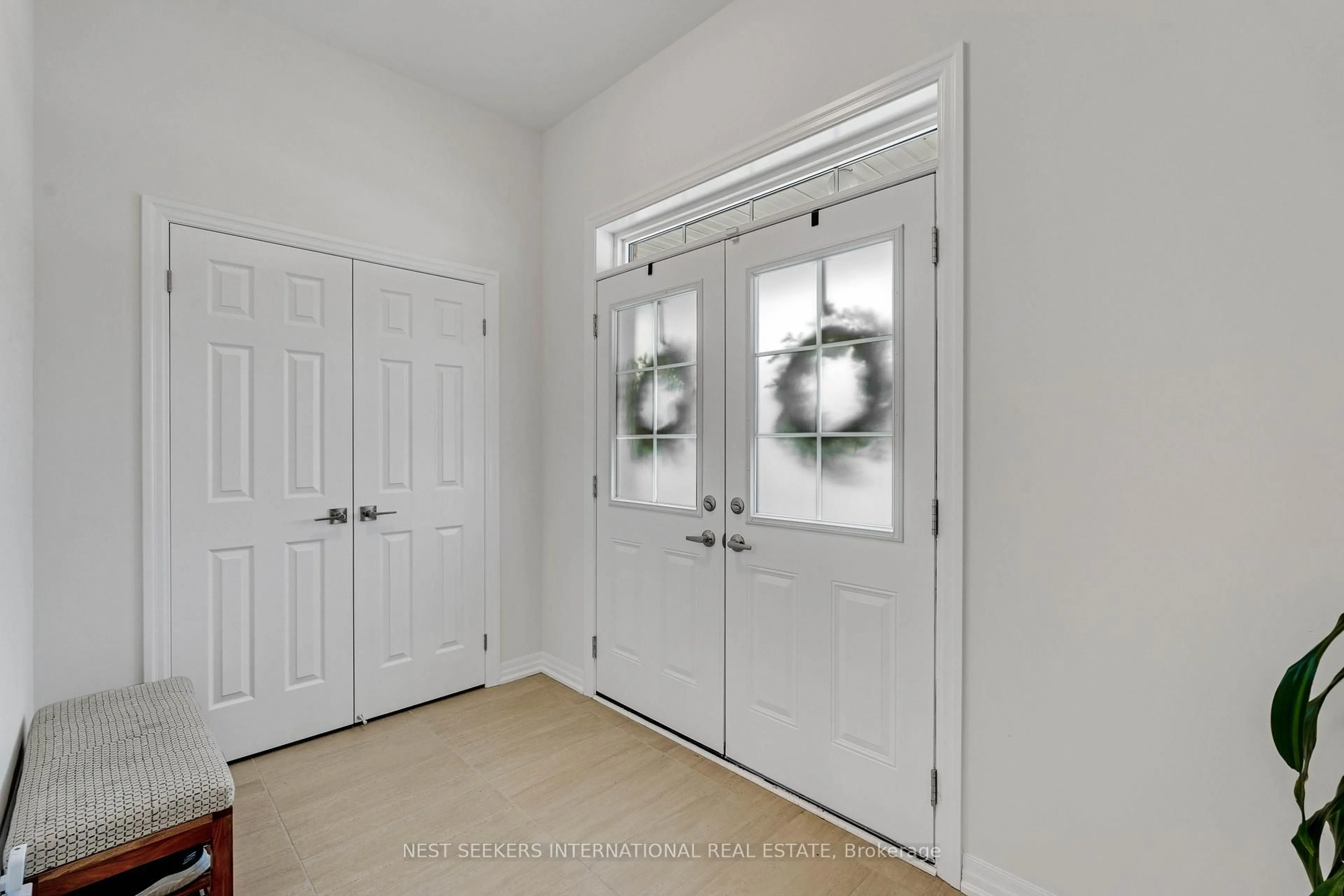 Indoor entryway for 95 Pembrook St, Caledon Ontario L7E 2K1