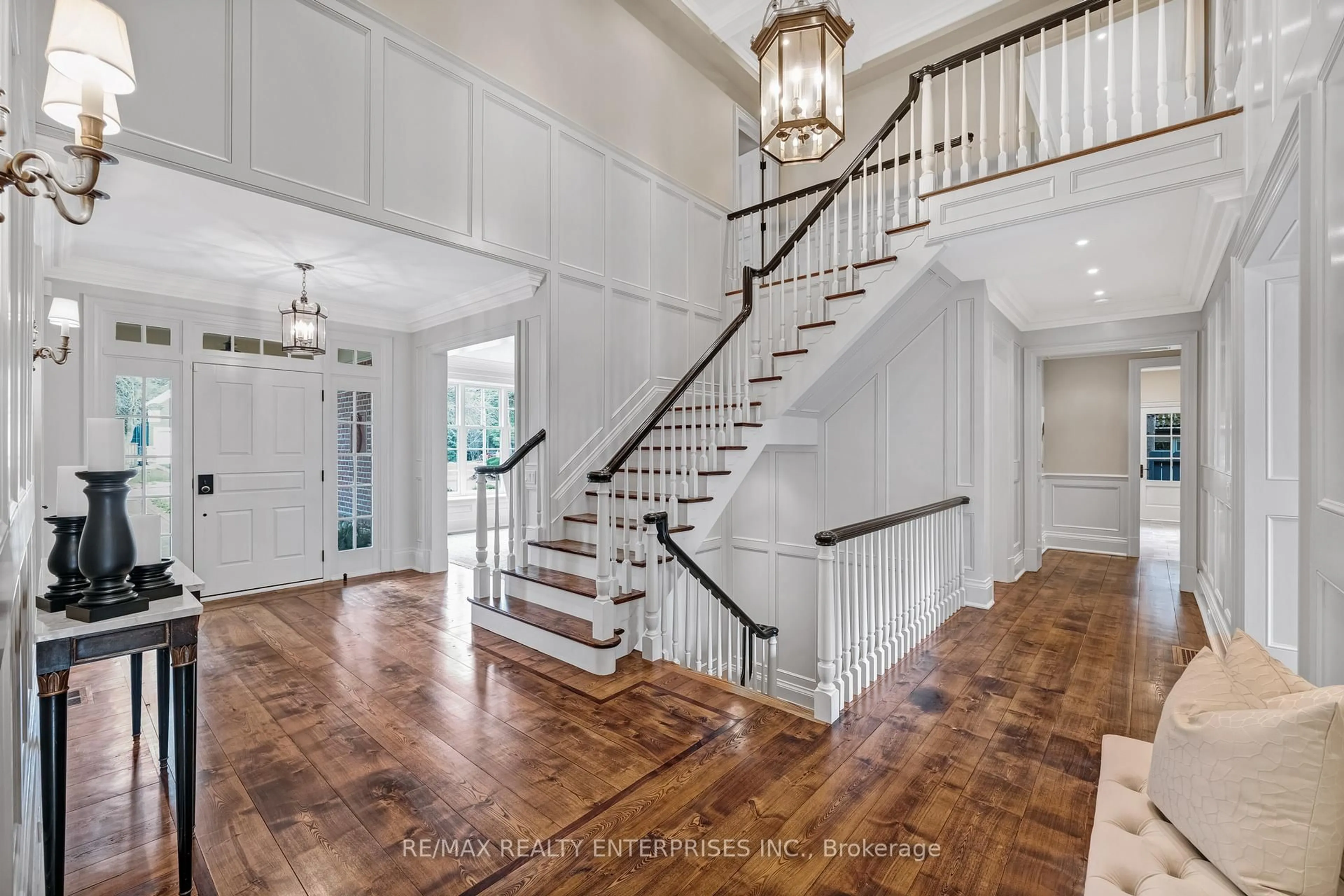 Indoor entryway for 190 Donnelly Dr, Mississauga Ontario L5G 2M4