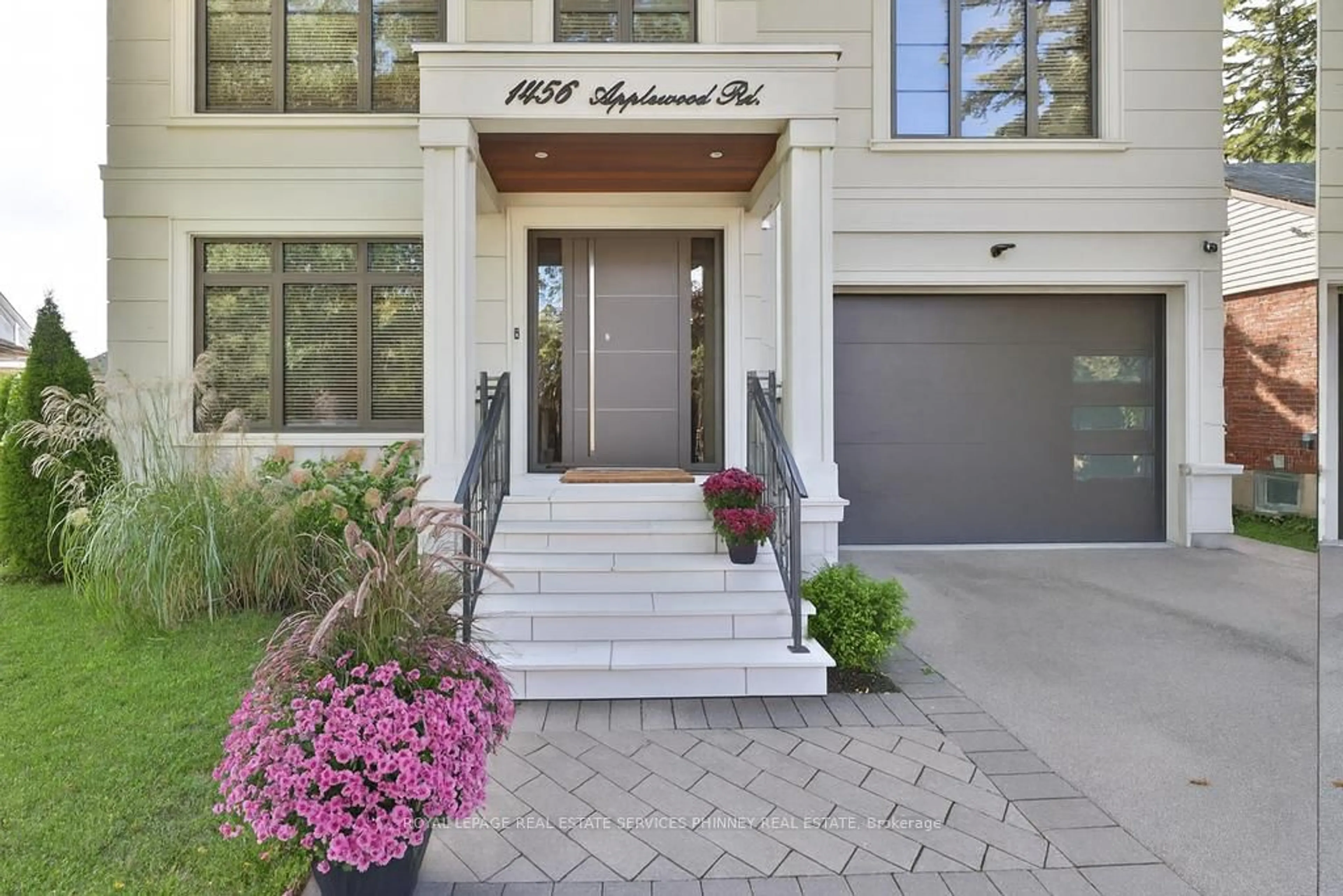 Indoor entryway for 1456 Applewood Rd, Mississauga Ontario L5E 2M1