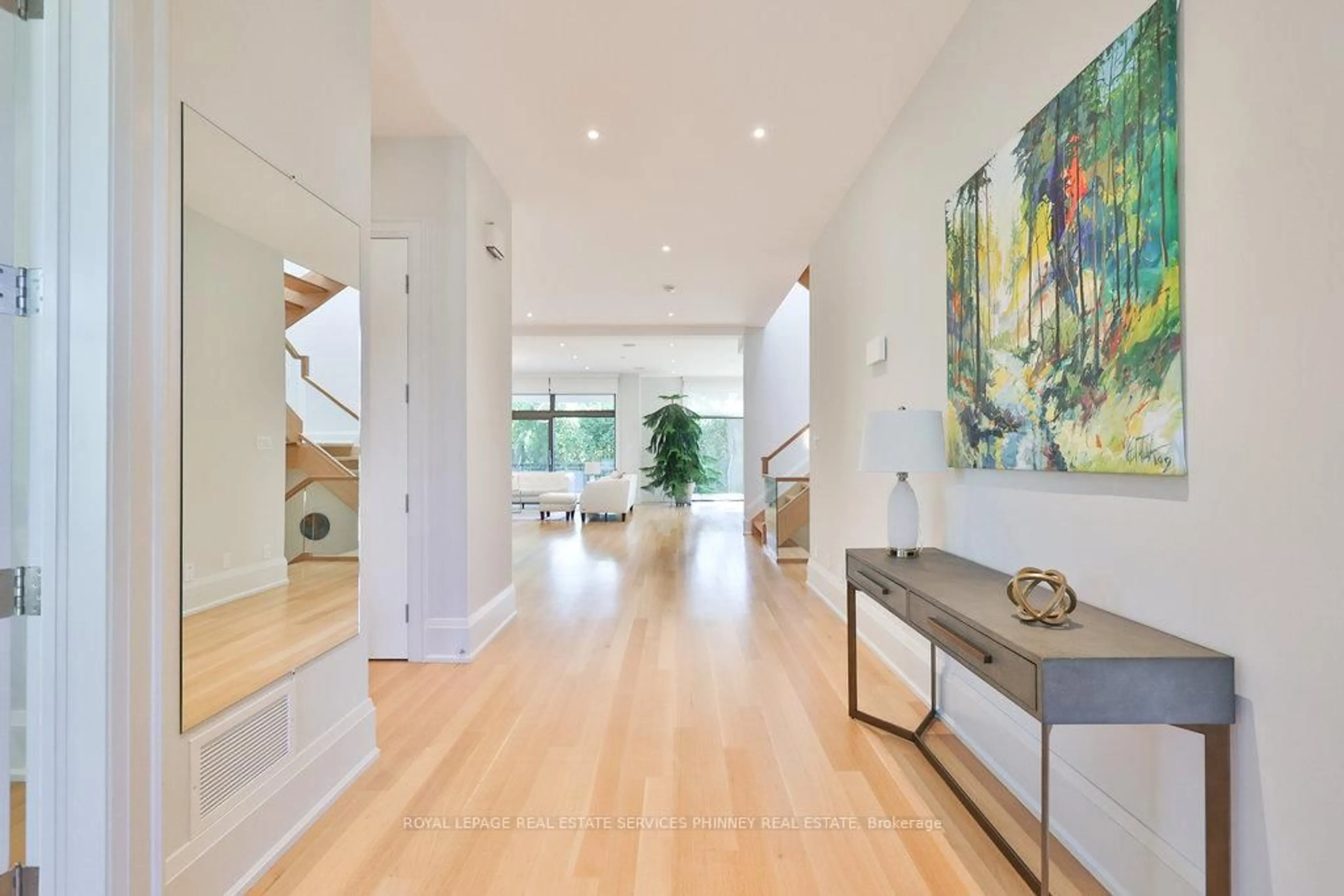 Indoor foyer for 1456 Applewood Rd, Mississauga Ontario L5E 2M1