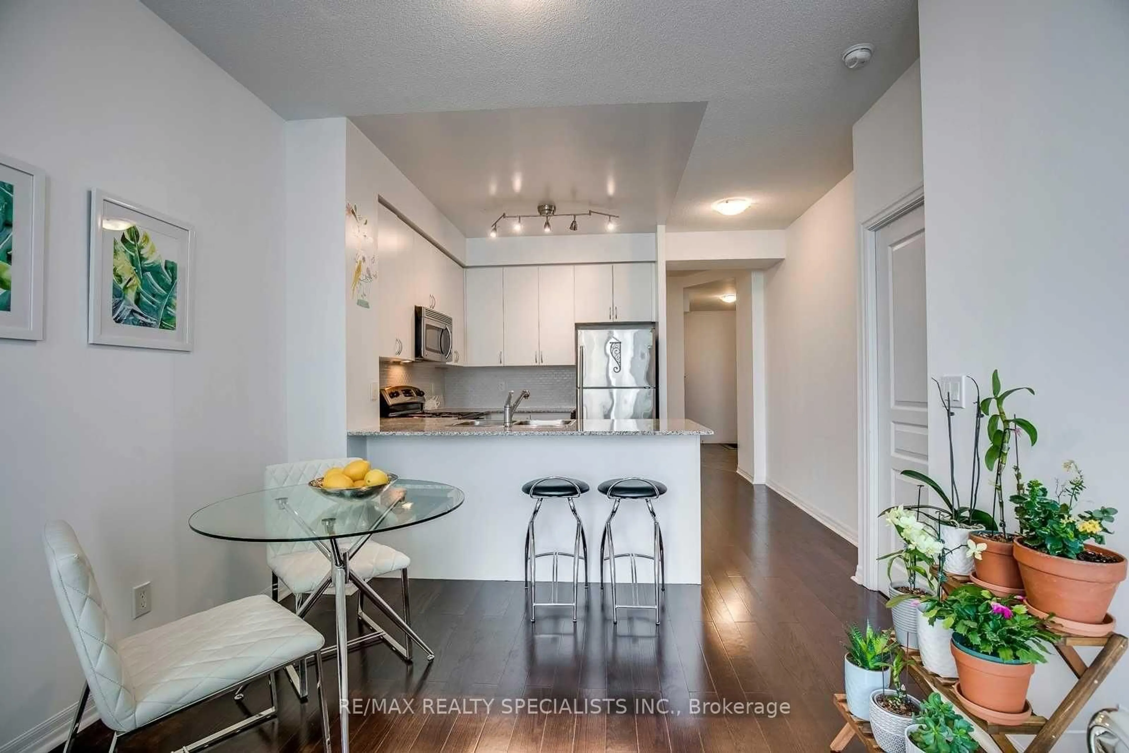 Open concept kitchen, unknown for 225 Webb Dr #1406, Mississauga Ontario L5B 4P2