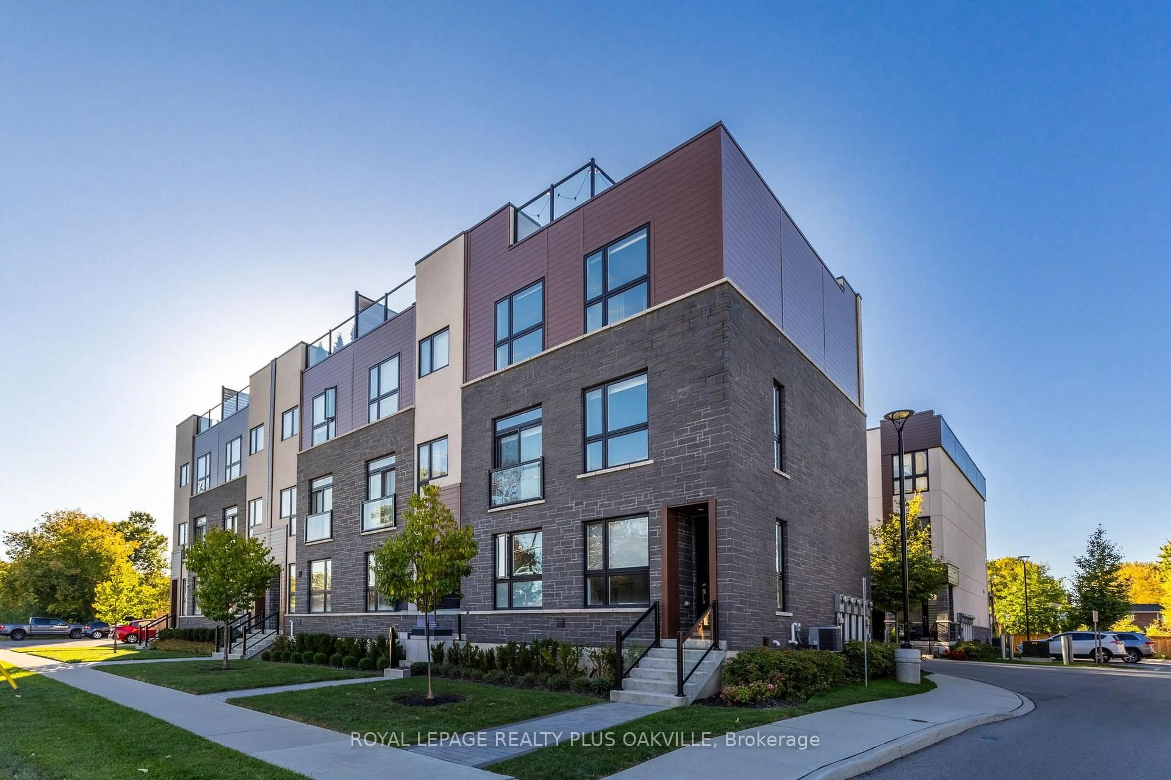 Home with brick exterior material, street for 3228 Ellyn Common, Burlington Ontario L7N 0A3