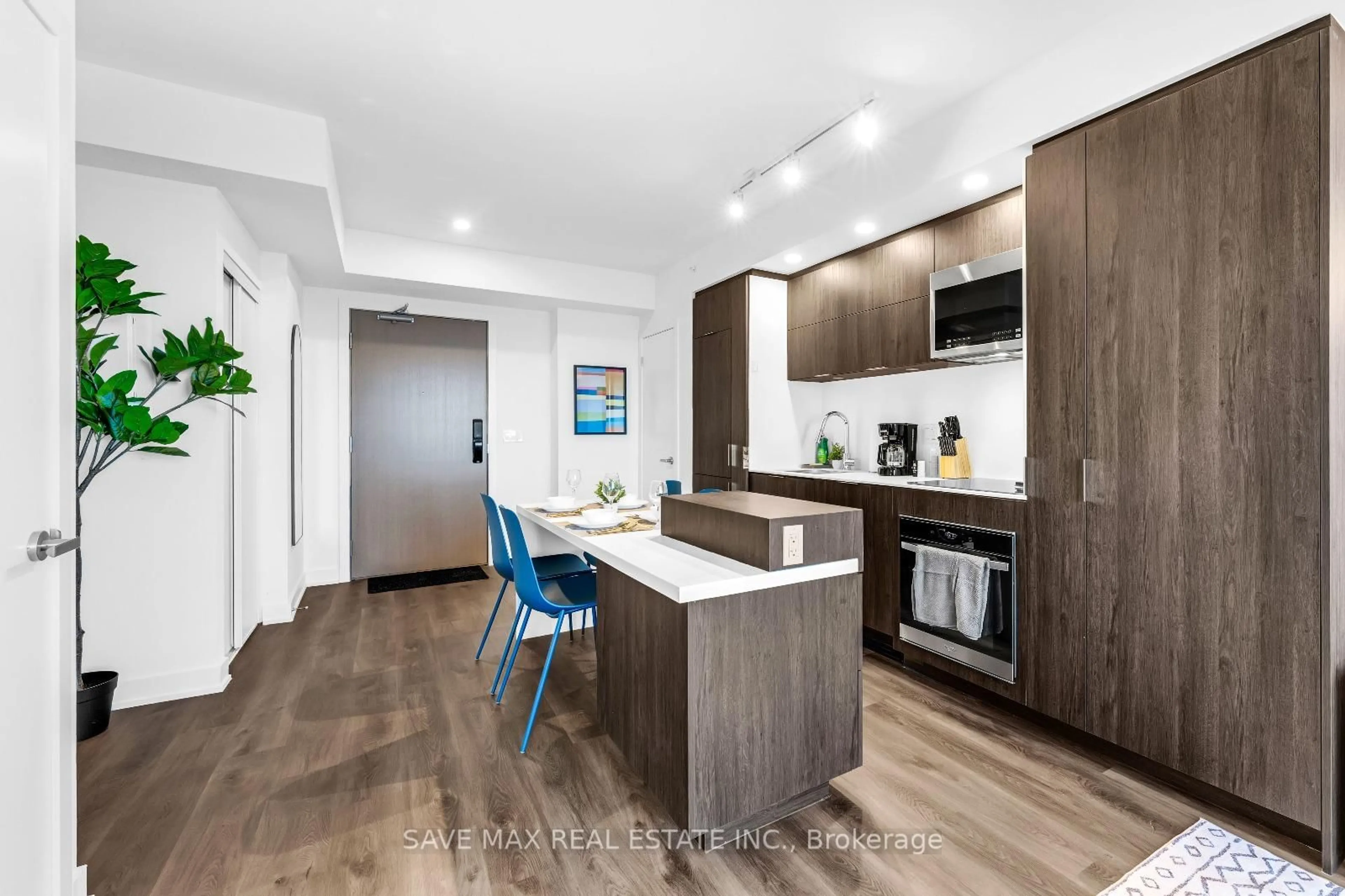 Open concept kitchen, wood/laminate floor for 370 Martha St #1406, Burlington Ontario L7R 0G9